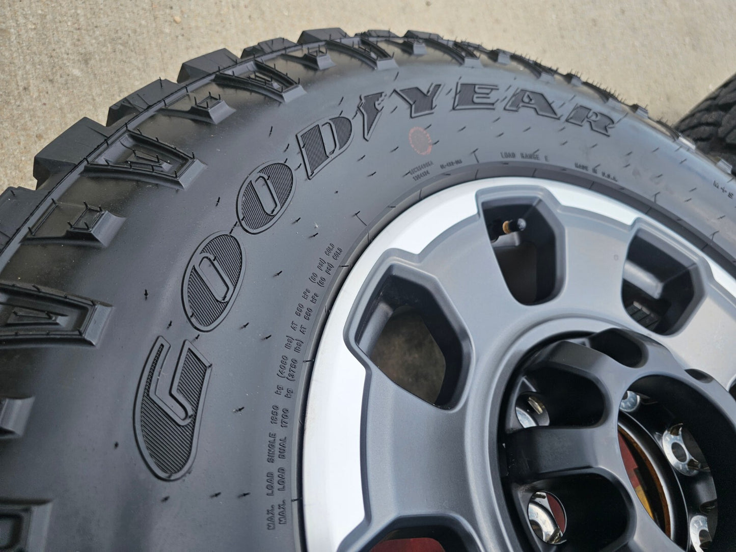 18" Ford F-250 F-350 OEM TREMOR 10482 rims wheels tires 35" GOODYEAR DURATRAC