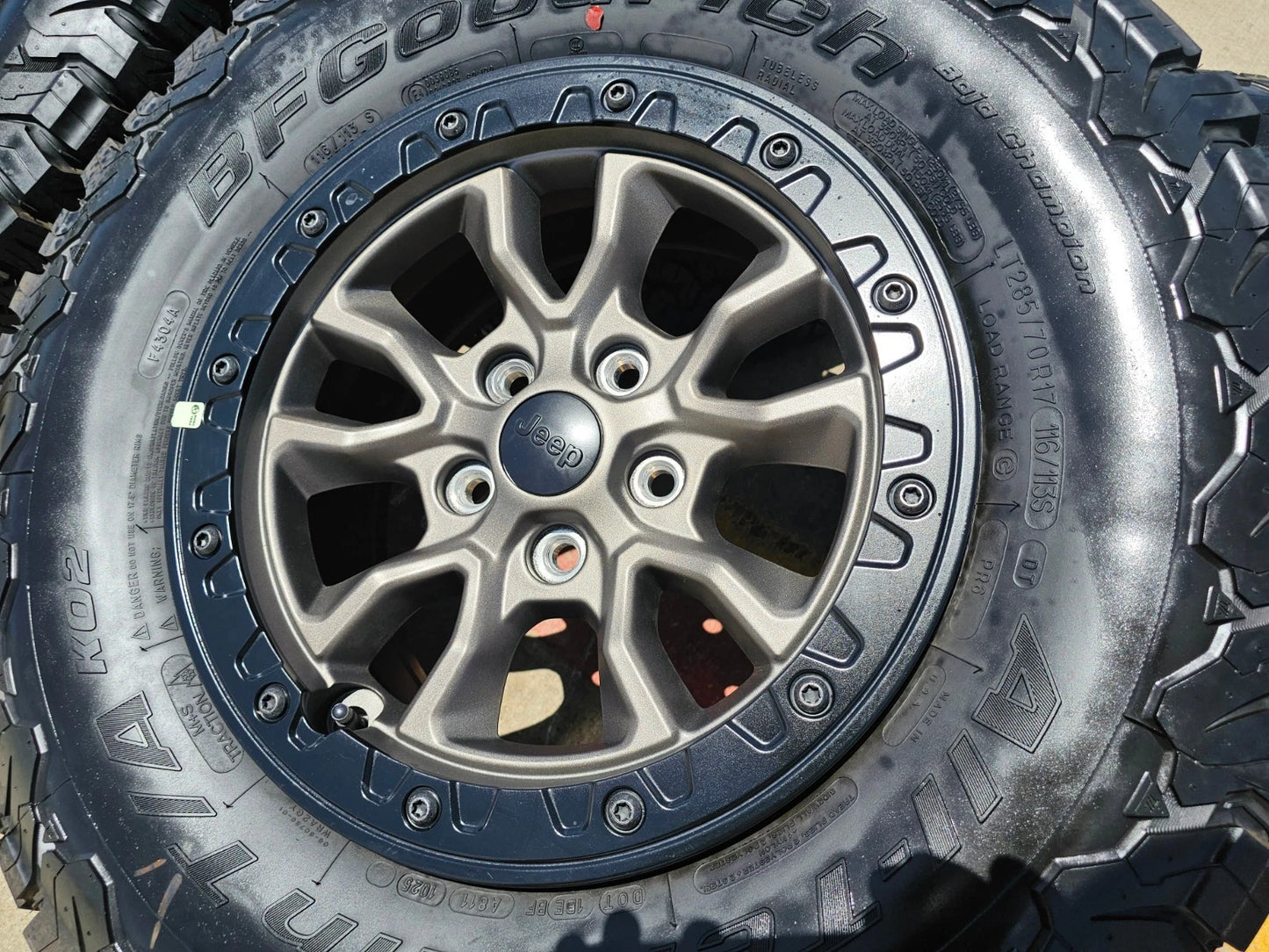 17" Jeep Wrangler 392 Gladiator Rubicon OEM 9304 95240 BEADLOCK wheels rims NEW