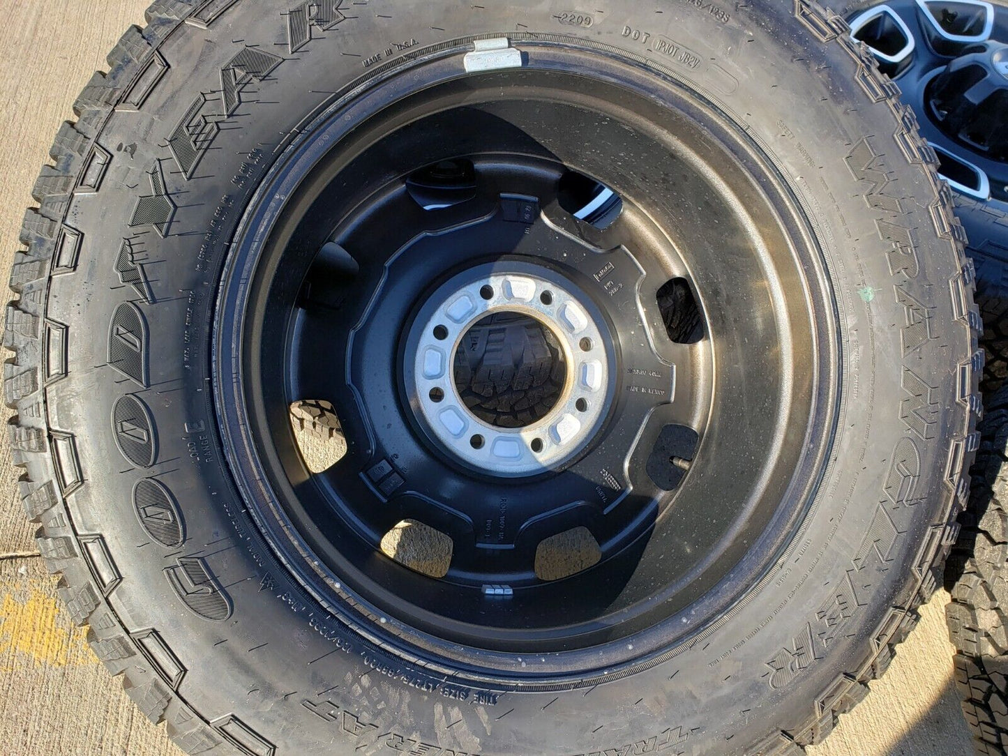 20" Ford F-250 F-350 OEM Lariat Platinum wheels rims 10486 A/T tires 2023 2024