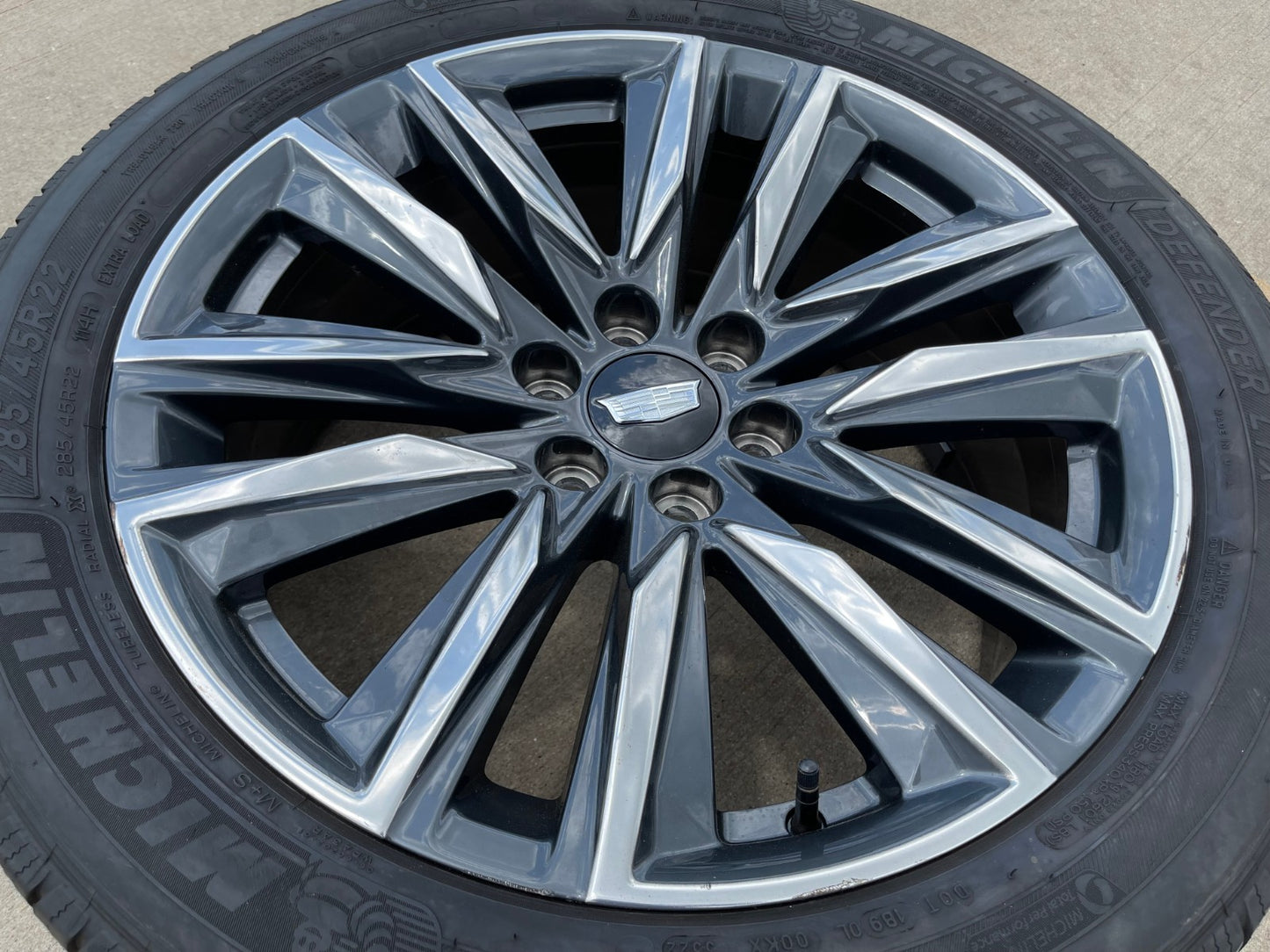 (1) 22" Cadillac Escalade OEM Platinum wheel rim 4869 95028 tire MICHELIN