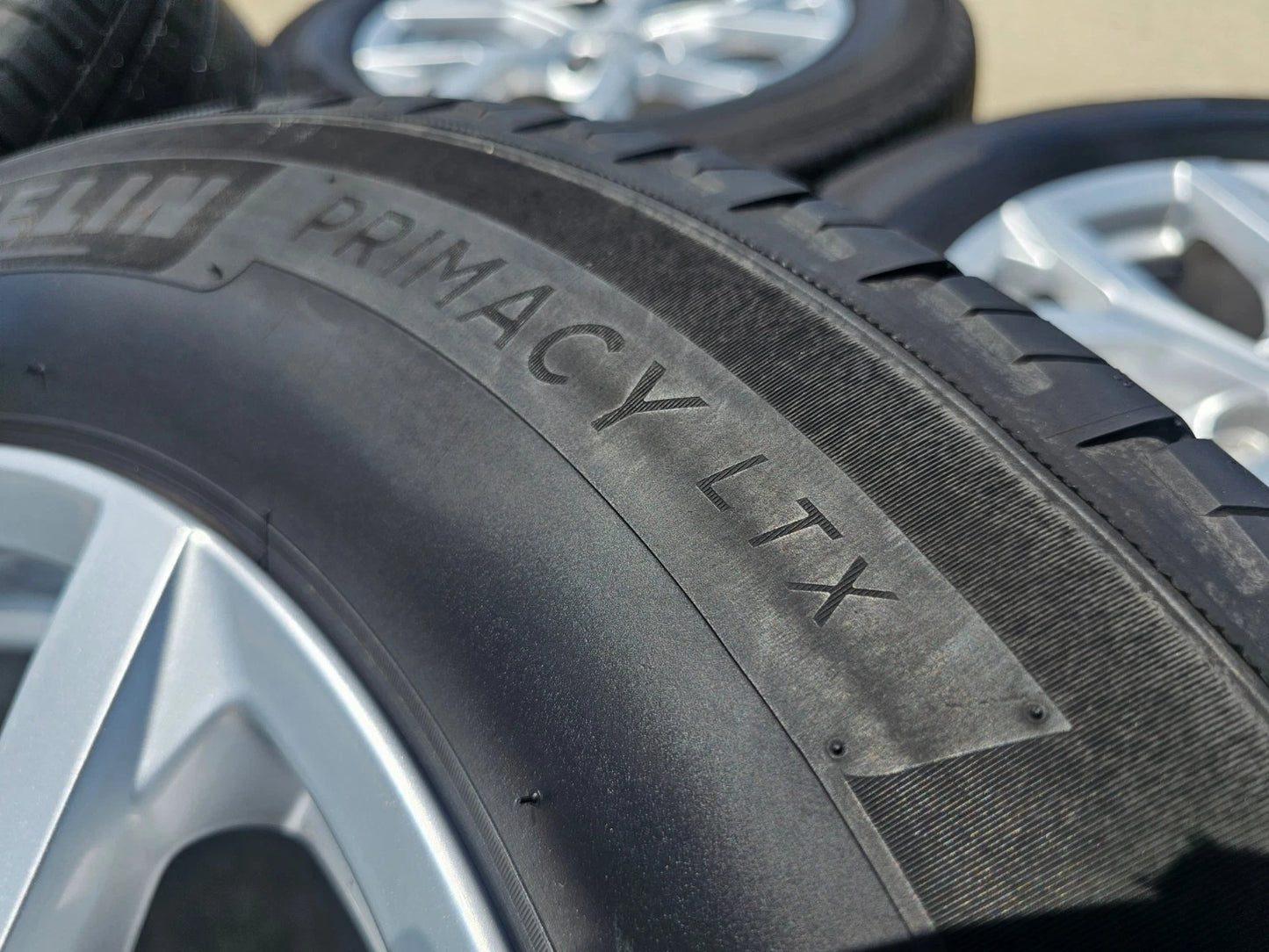 18" Jeep Grand Cherokee L OEM wheels rims 9285 Durango tires MICHELIN