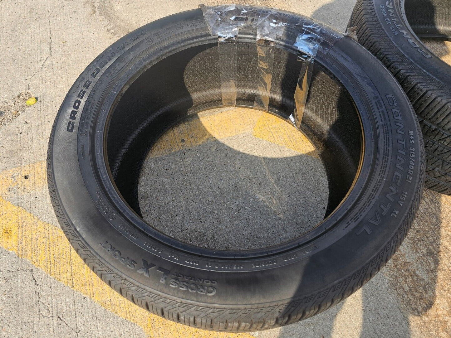 (1) 315/40/21 Continental Cross Contact LX Sport tire