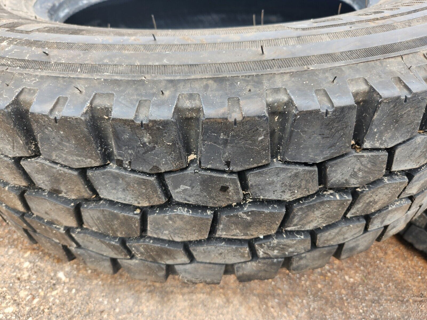 (1) 245/70/19.5 Advanta AV750 DT tire 133 / 135 M 245/70r19.5 LT 16 PLY