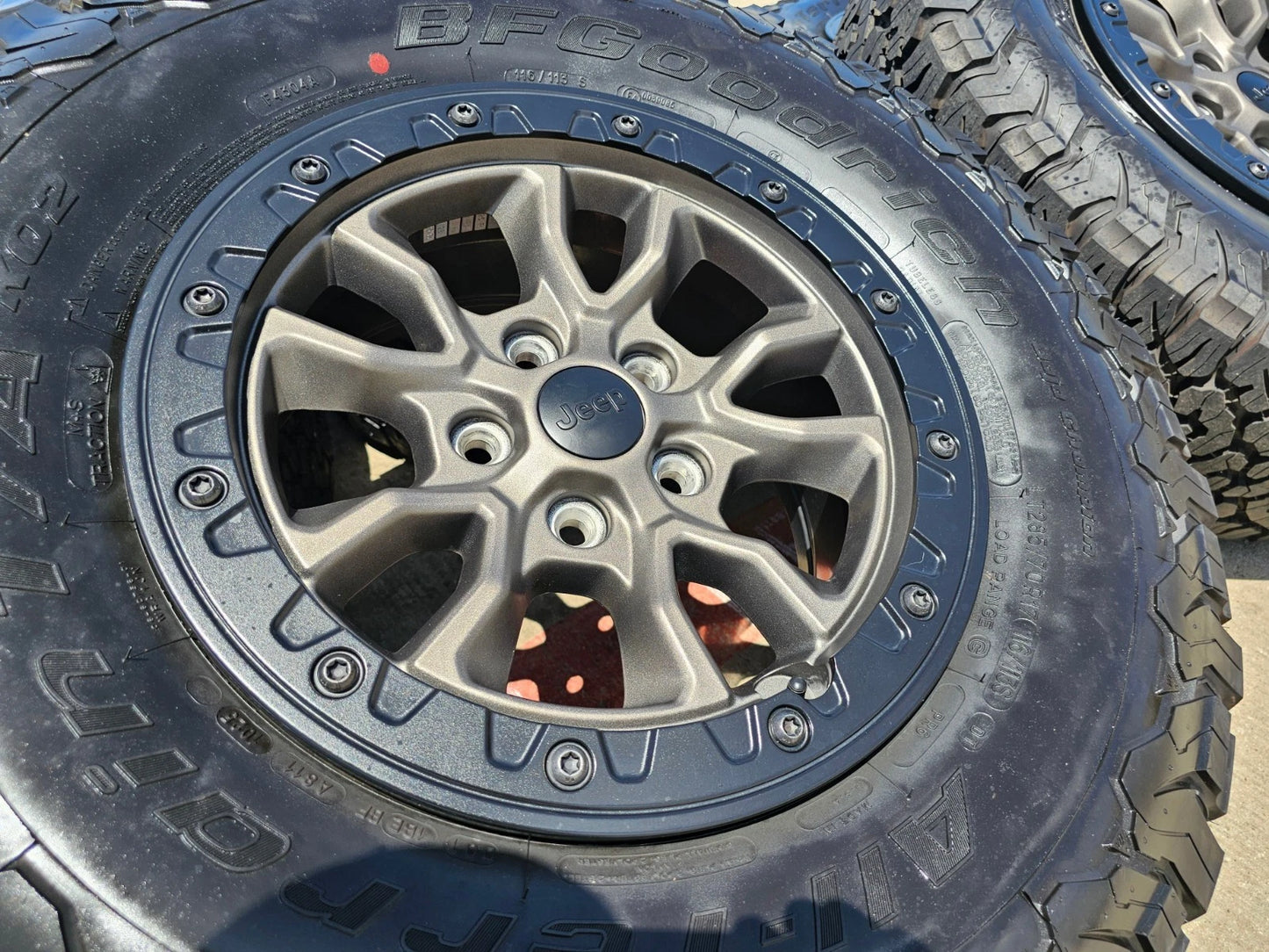17" Jeep Wrangler 392 Gladiator Rubicon OEM 9304 95240 BEADLOCK wheels rims NEW