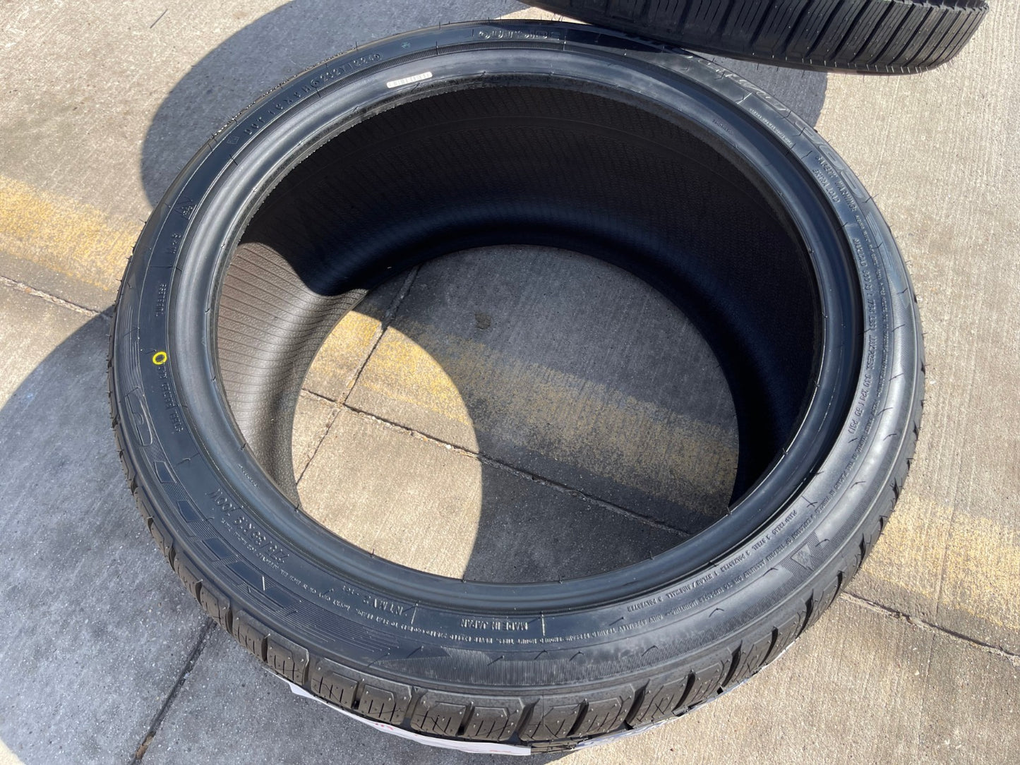 (1) 275/35/19 Nitto Motivo 365 tire 100W XL NEW
