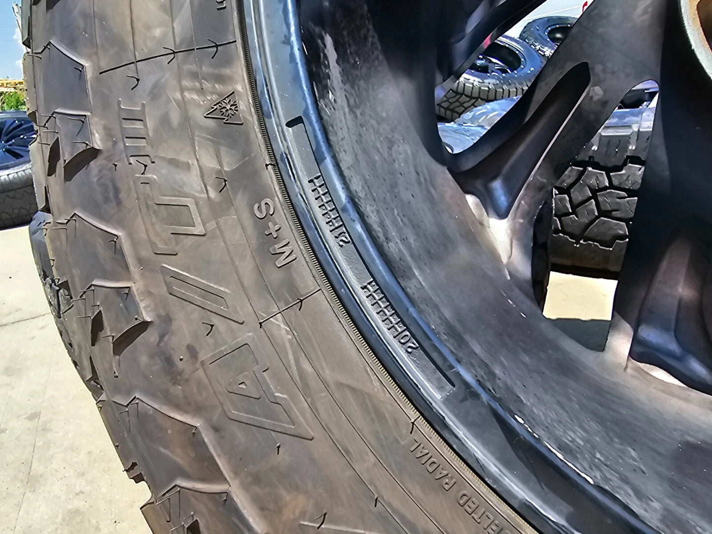 22x10 FUEL D775 Reaction Chevy Dodge Ram 2500 3500 wheels rims 37" 8x165 8x6.5