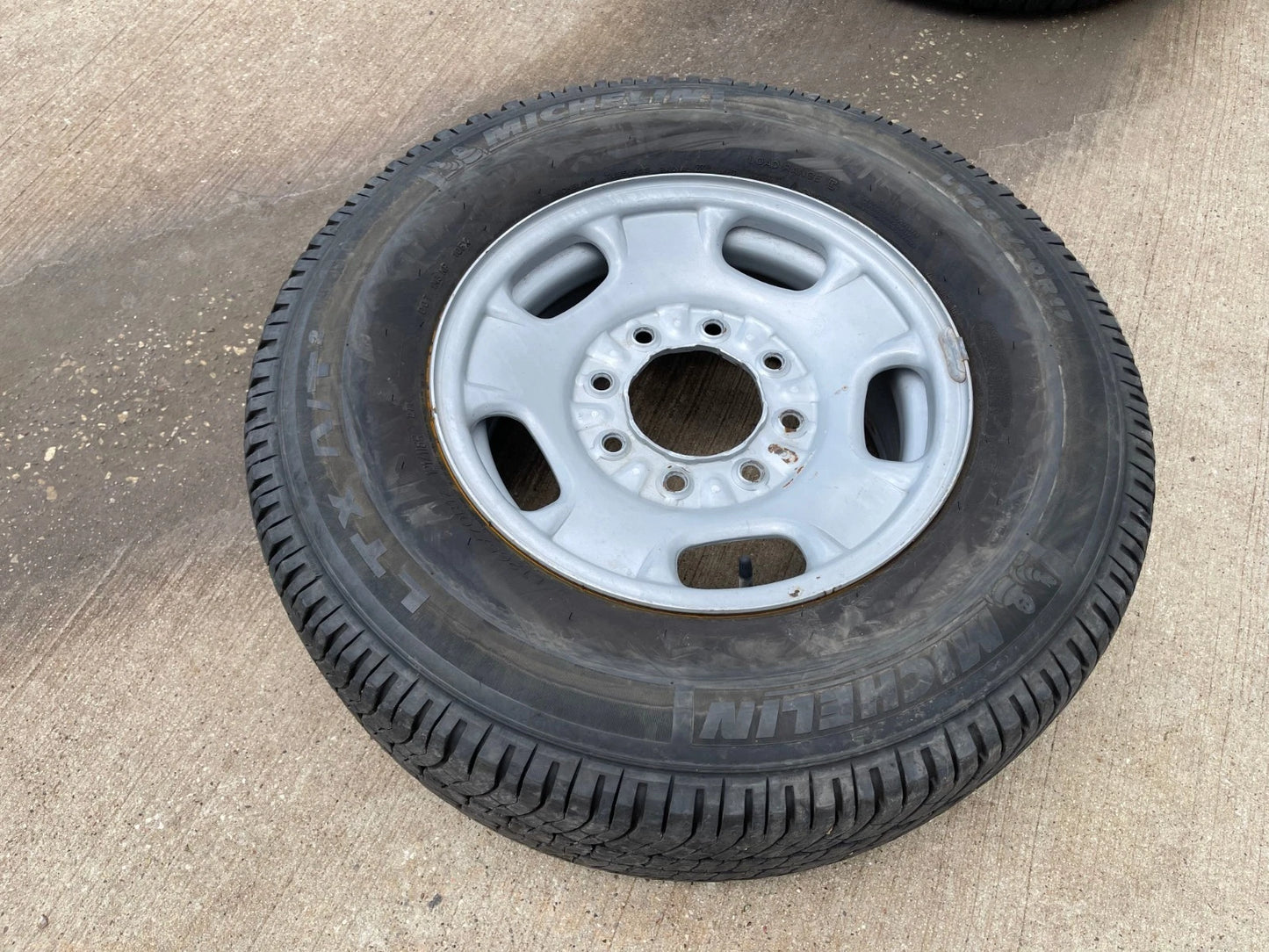 17" Chevy Silverado GMC Sierra 2500 OEM 8095 wheel rim MICHELIN LTX A/T2
