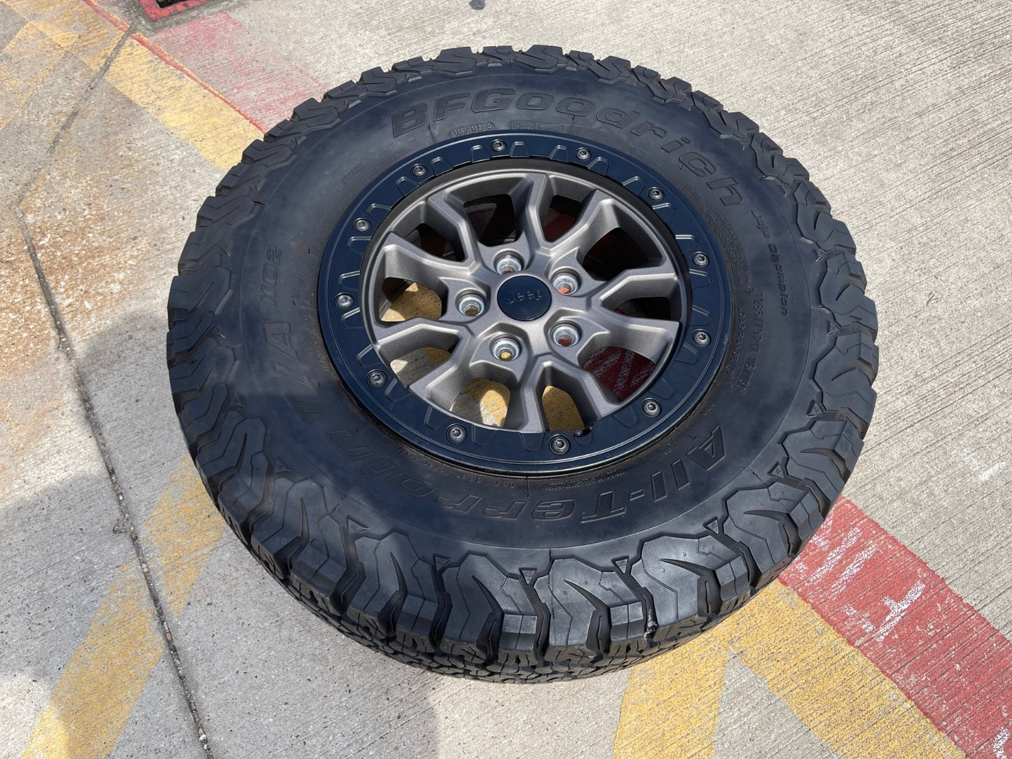 17" Jeep Wrangler 392 Gladiator Rubicon OEM 9304 95240 BEADLOCK wheel rim BFG