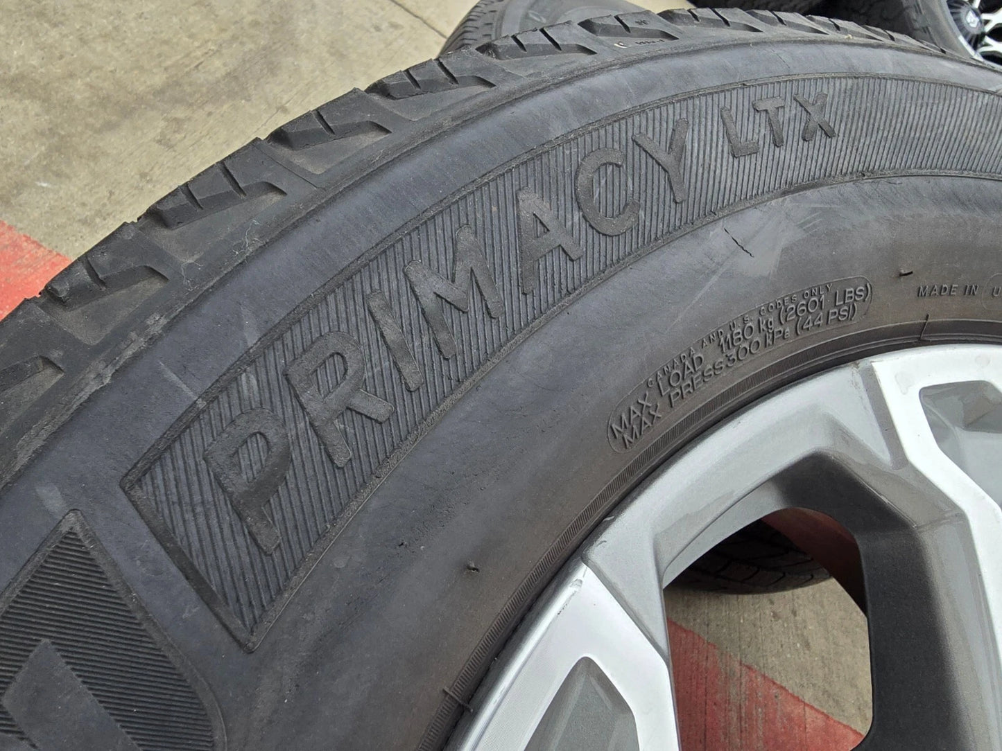 18" GMC Sierra AT4 Chevy Silverado OEM 5910 wheels rims MICHELIN