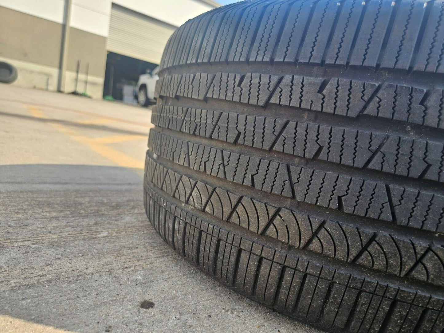 (1) 315/40/21 Continental Cross Contact LX Sport tire