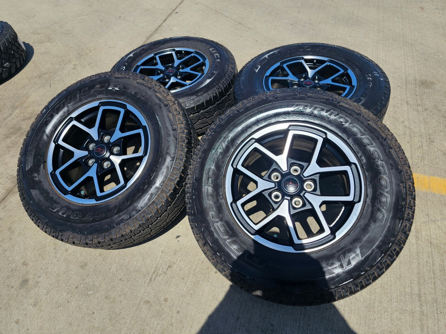 17" Jeep Wrangler Rubicon OEM wheels rims Gladiator tires A/T 2024 2025 NEW