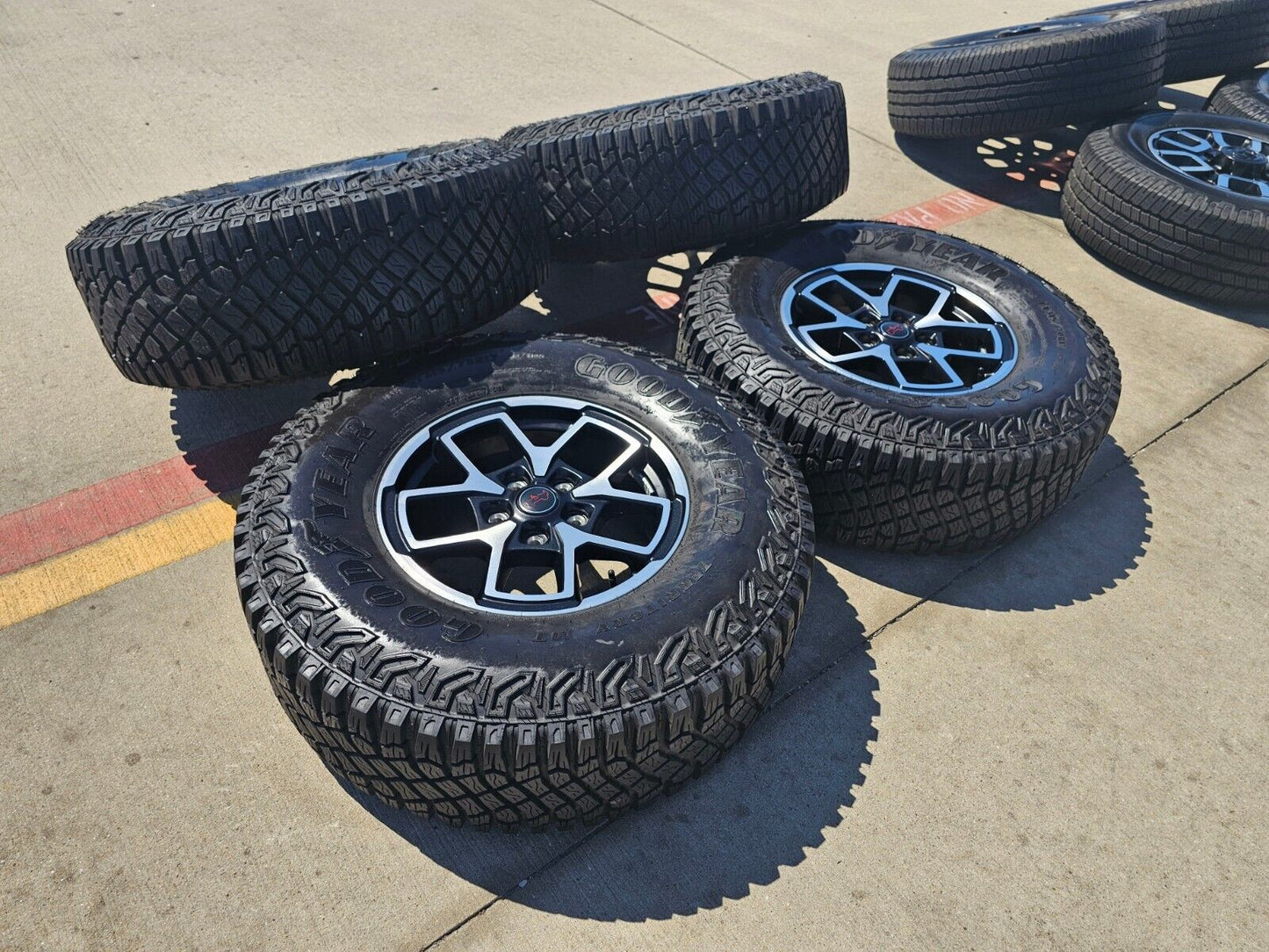 17" Jeep Wrangler Rubicon OEM 9237 wheels rims Gladiator tires 2024 2025 NEW 35"