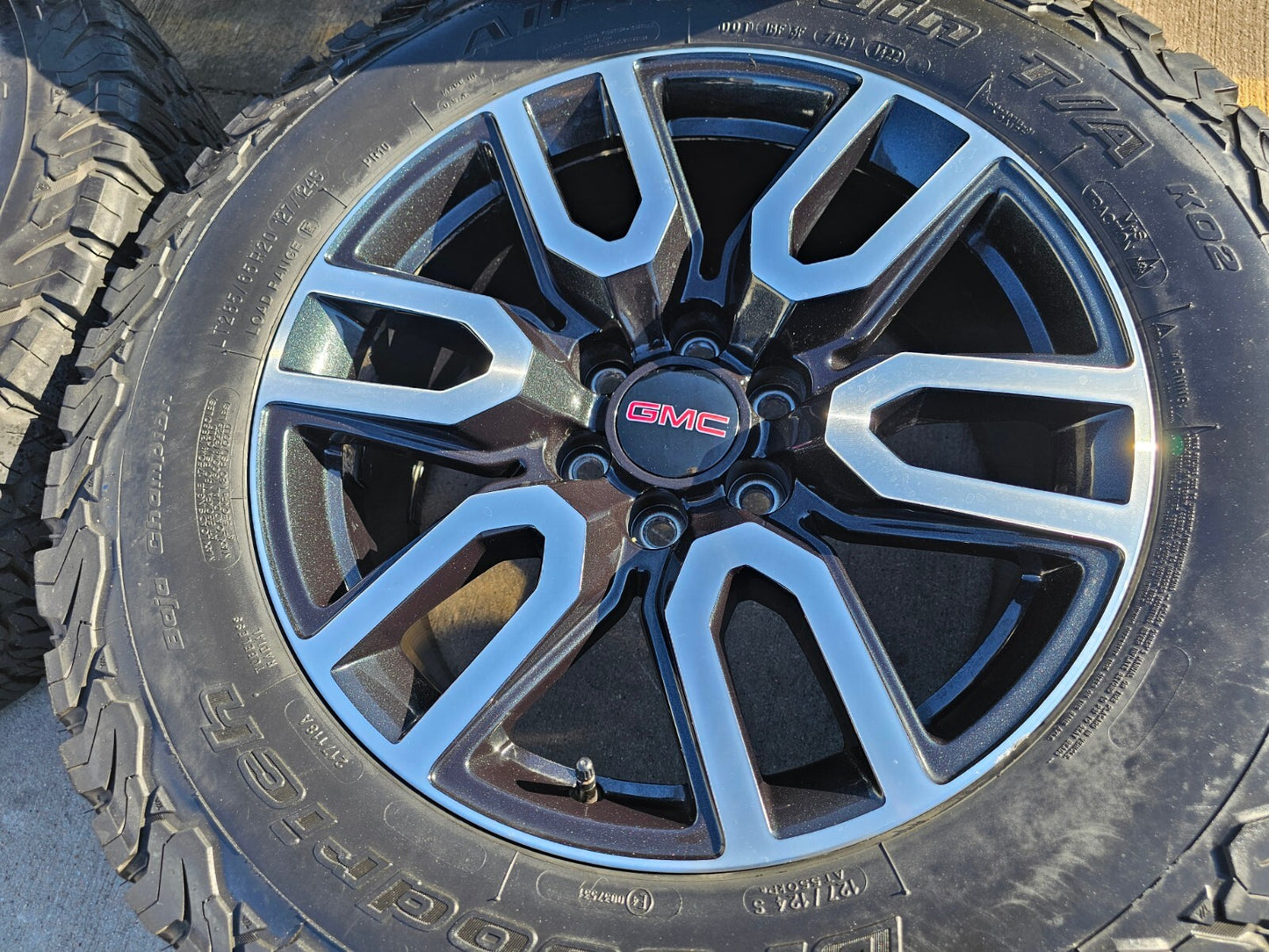 20" GMC Sierra Yukon Chevy OEM black 5914 5918 wheels rims tires BFG 35"