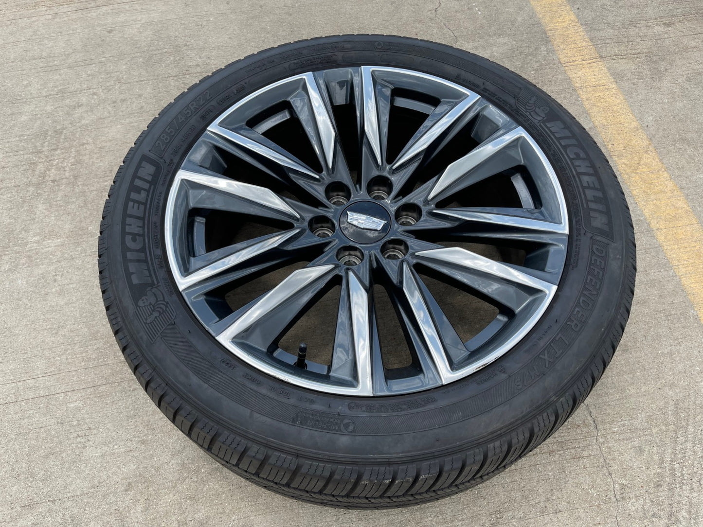 (1) 22" Cadillac Escalade OEM Platinum wheel rim 4869 95028 tire MICHELIN