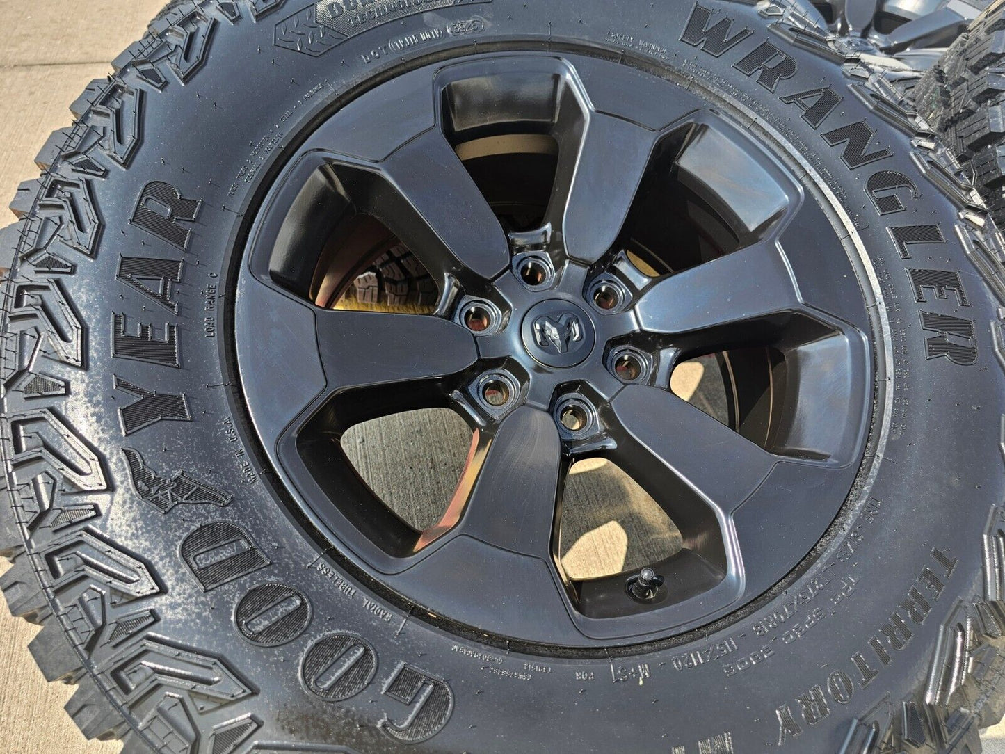 18" Dodge Ram 1500 Rebel Black OEM 2671 wheels rims 33" M/T 2022 2023 2024 NEW