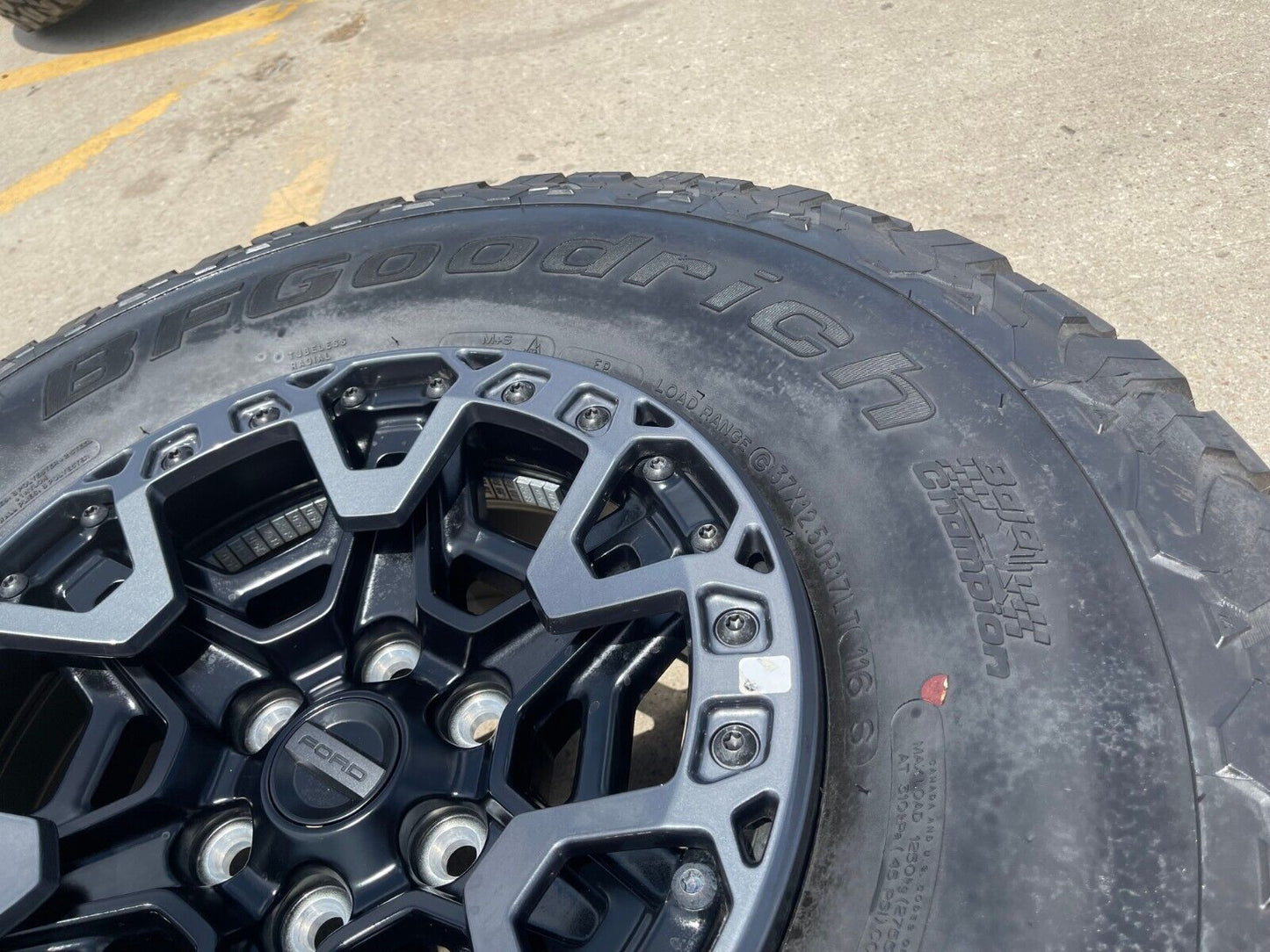 17" Ford F-150 Raptor R OEM BEADLOCK rim wheel 37" tire spare 2024 2025 NEW