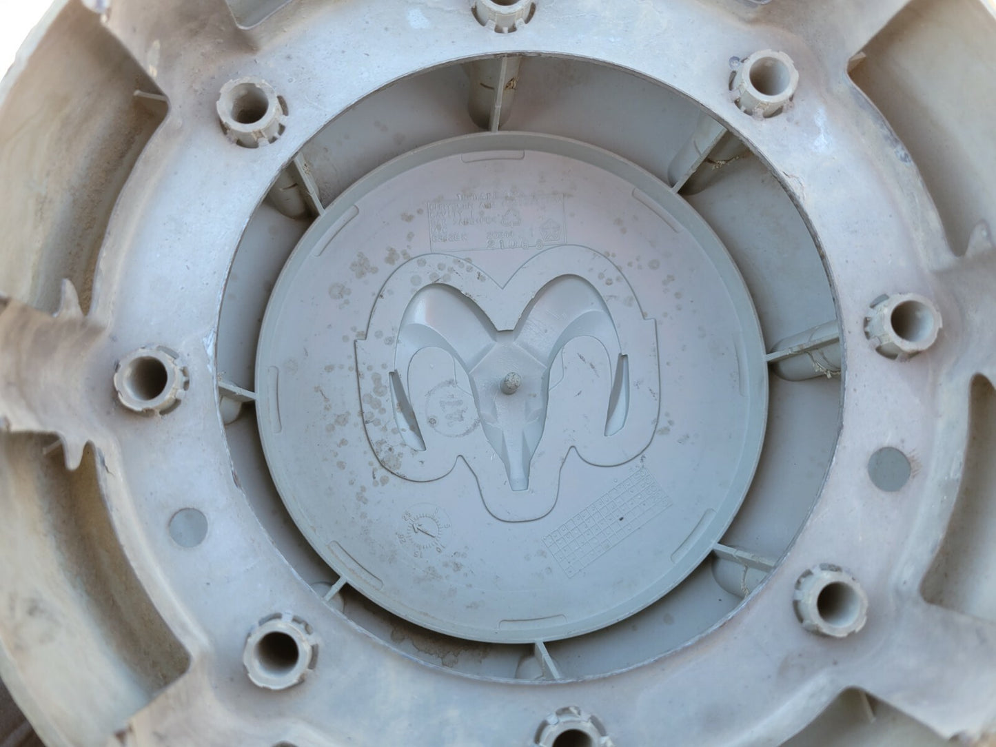 (1) RAM 3500 dually REAR OEM center cap 8 LUG 2015 2016 2017 2018 8x165 8x6.5