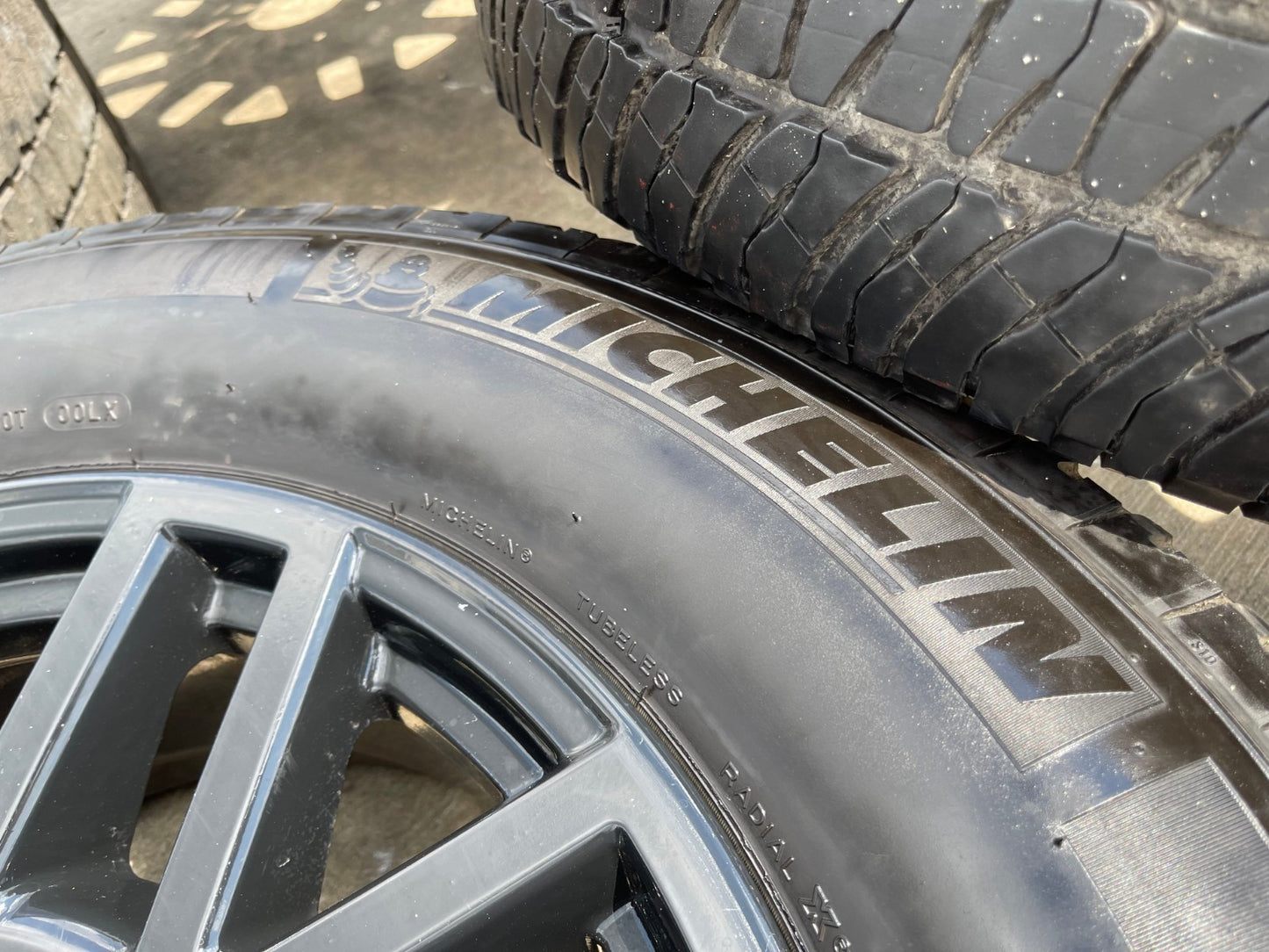 20" Ford F-250 F-350 OEM Black rims wheels 10201 tires MICHELIN