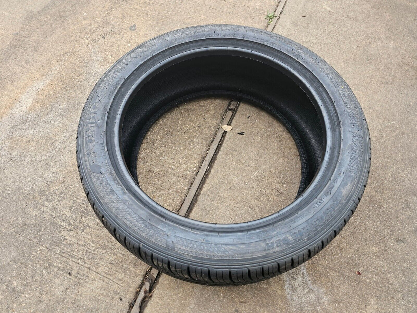 (1) 245/45/19 Kuhmo Crugen HP71 NEW