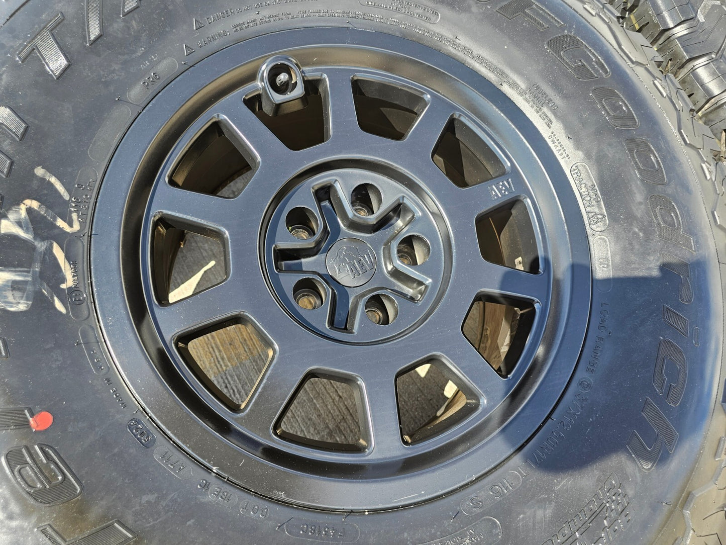17" 17x8.5 Jeep Wrangler 392 AEV Salta XR Gladiator Rubicon wheels rims BFG 37"