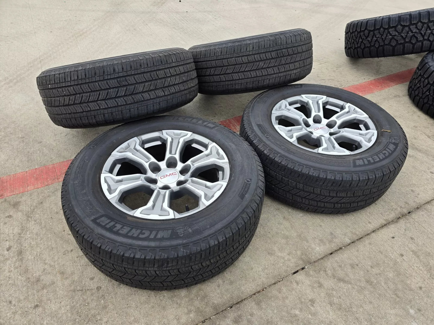 18" GMC Sierra AT4 Chevy Silverado OEM 5910 wheels rims MICHELIN
