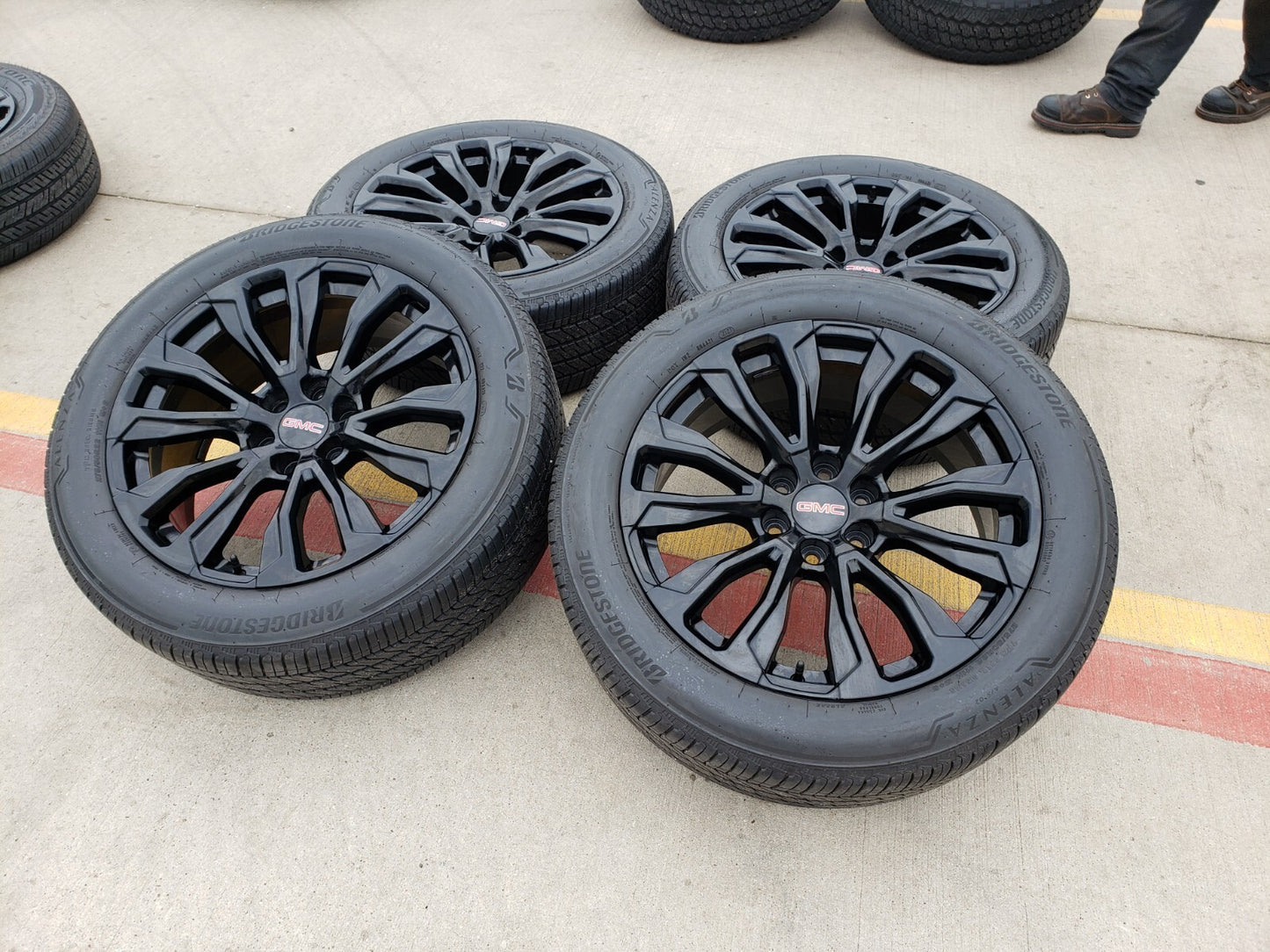 22" GMC Yukon Sierra Chevy Tahoe Silverado OEM wheels rims tires 97000 14025