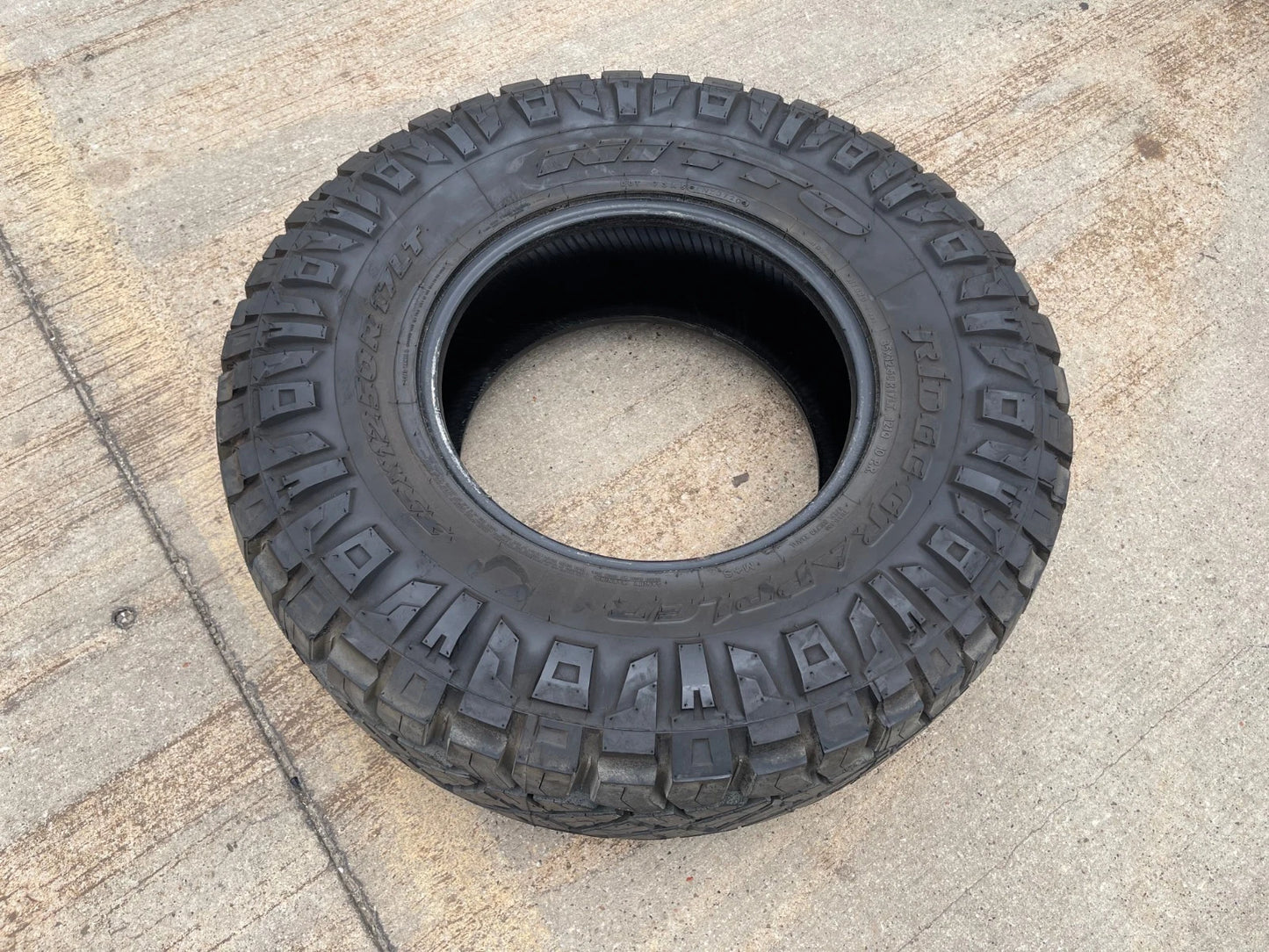 (1) 35x12.5x17 Nitto Ridge Grappler R/T tire 121Q E 10 PLY