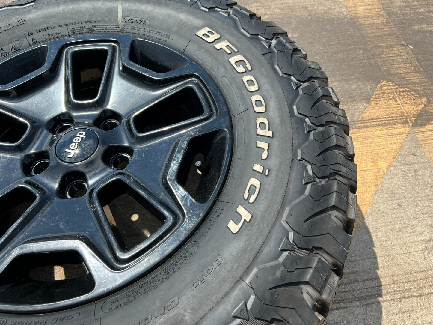 17" Jeep Wrangler OEM wheel rim SPARE 9118 tire spare BFG 33"