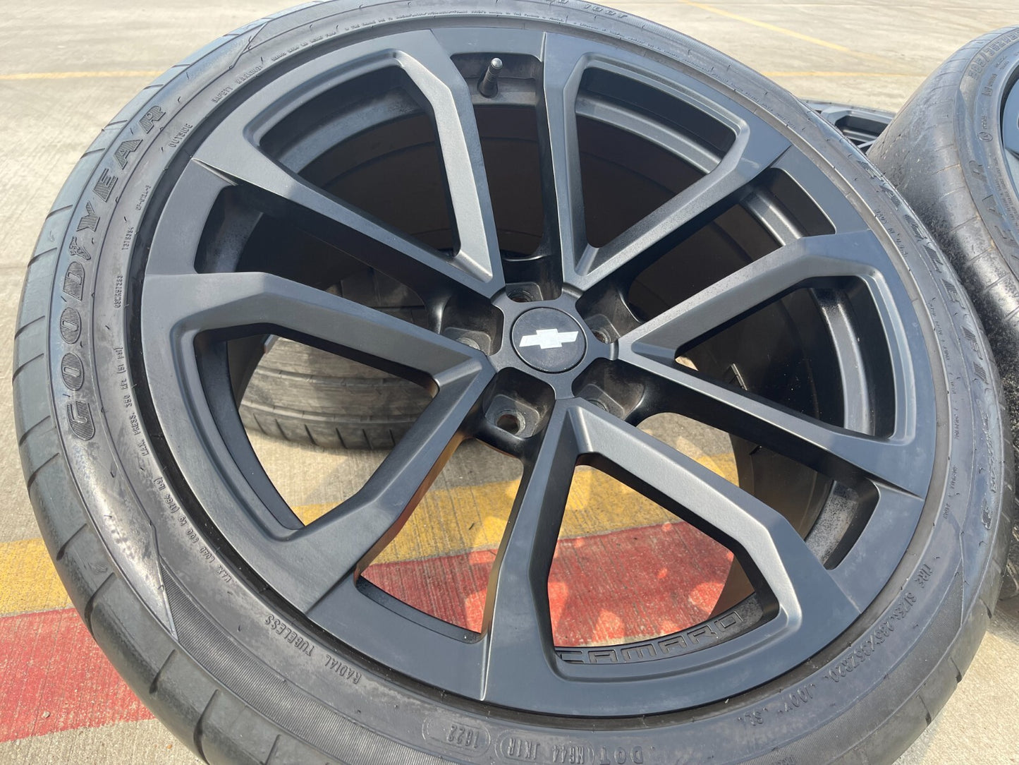 20" Chevy Camaro ZL1 OEM staggered wheels rims 5547 5548 tires