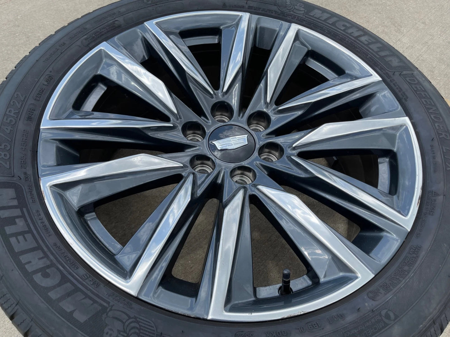 (1) 22" Cadillac Escalade OEM Platinum wheel rim 4869 95028 tire MICHELIN