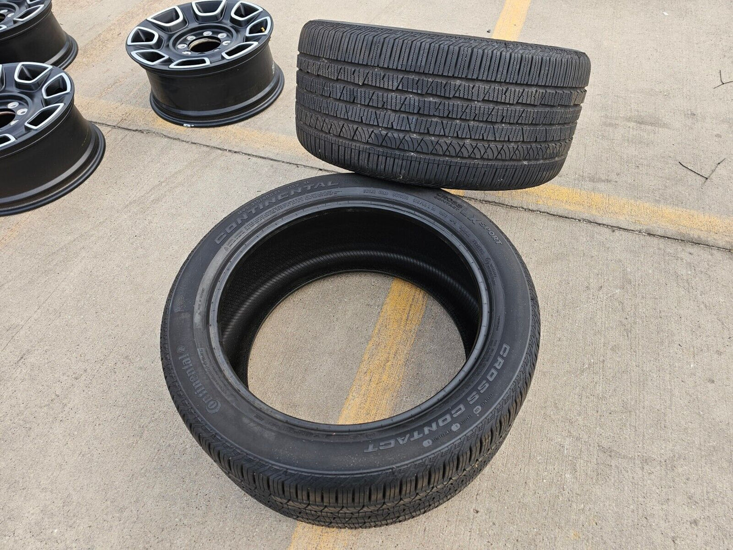 (1) 315/40/21 Continental Cross Contact LX Sport tire