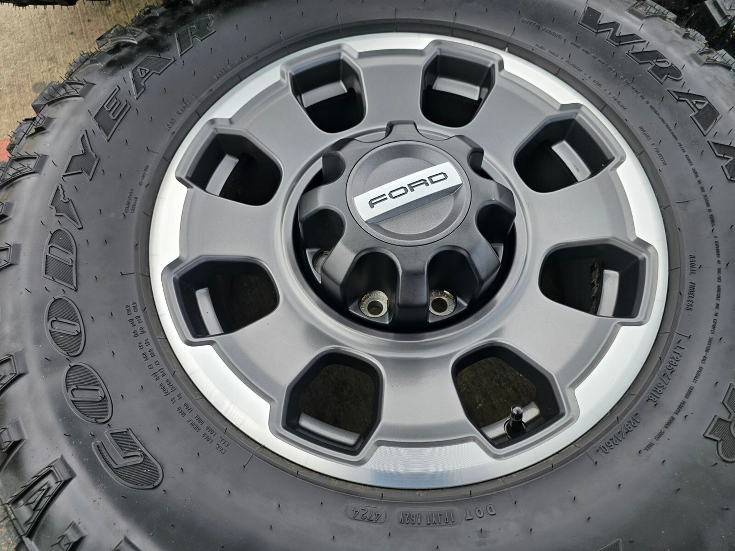 18" Ford F-250 F-350 OEM TREMOR 10482 rims wheels tires 35" GOODYEAR DURATRAC