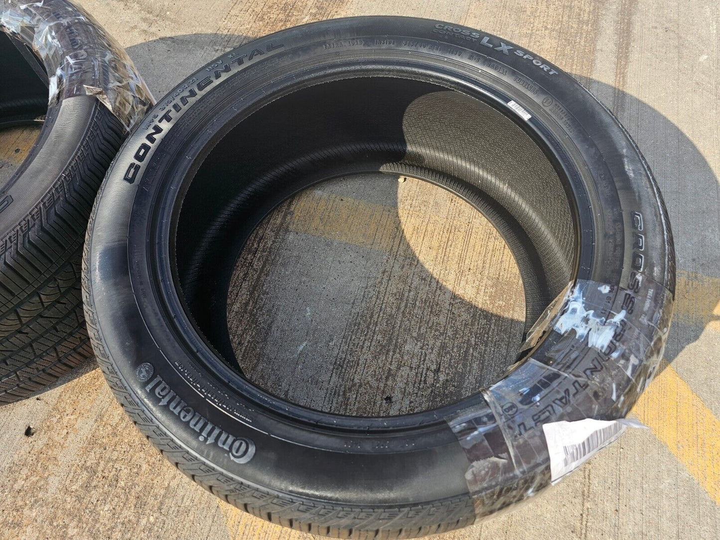 (1) 315/40/21 Continental Cross Contact LX Sport tire