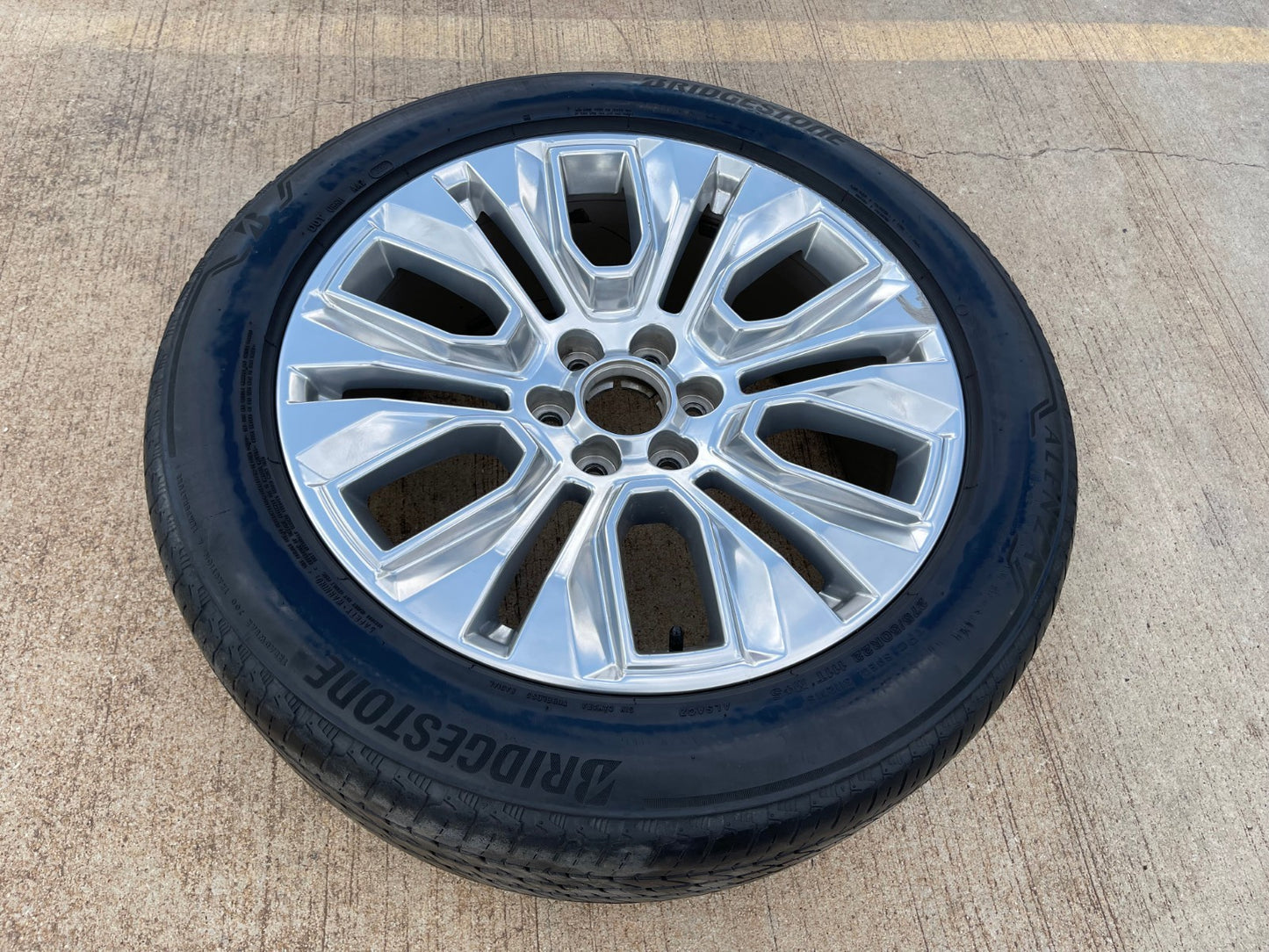 22" GMC Yukon Sierra DENALI Chevy Silverado OEM spare wheel rim 5943 tire