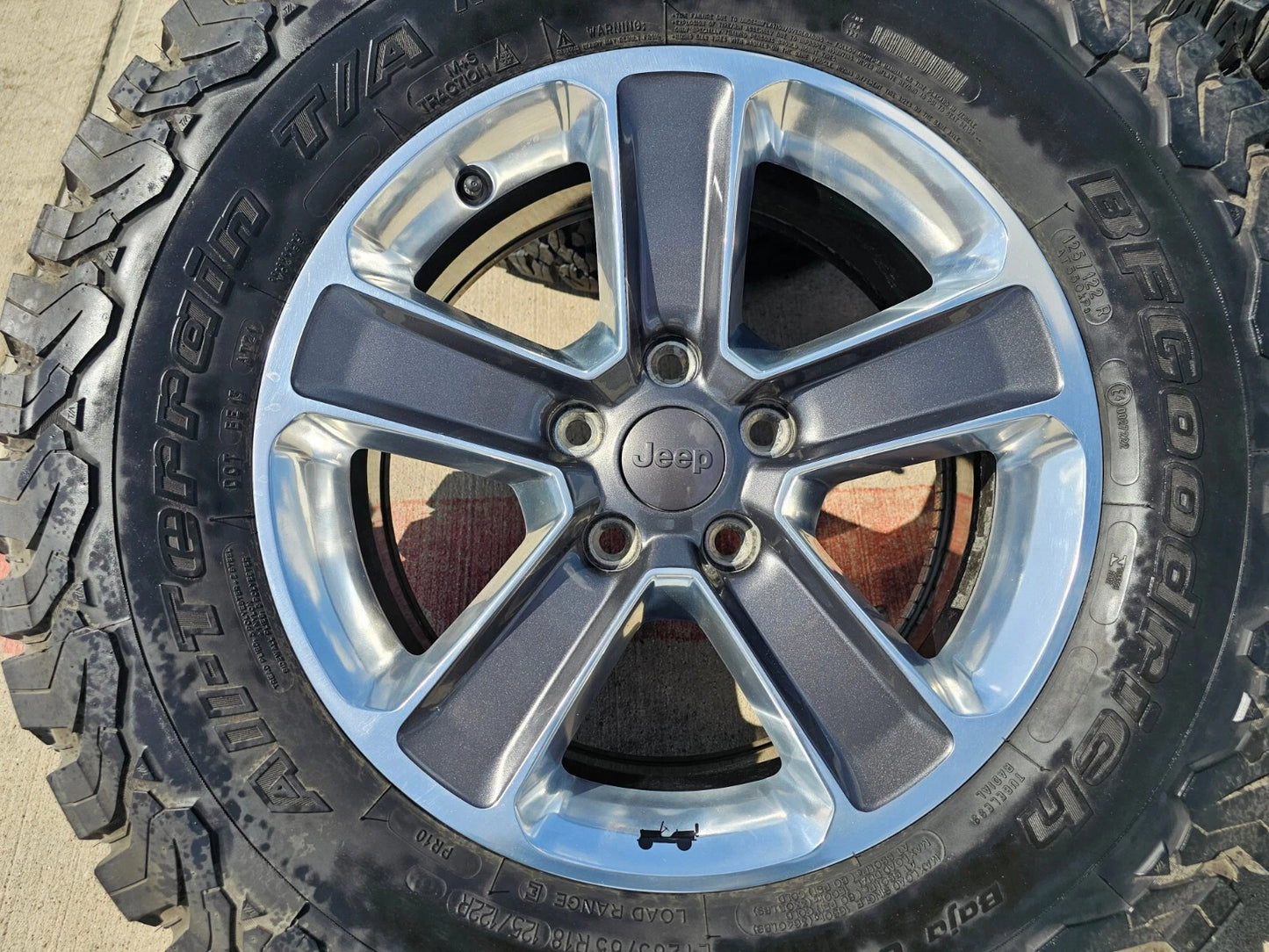 18" Jeep Wrangler Sahara Rubicon OEM 9221 9255 wheels rims BFG 33"