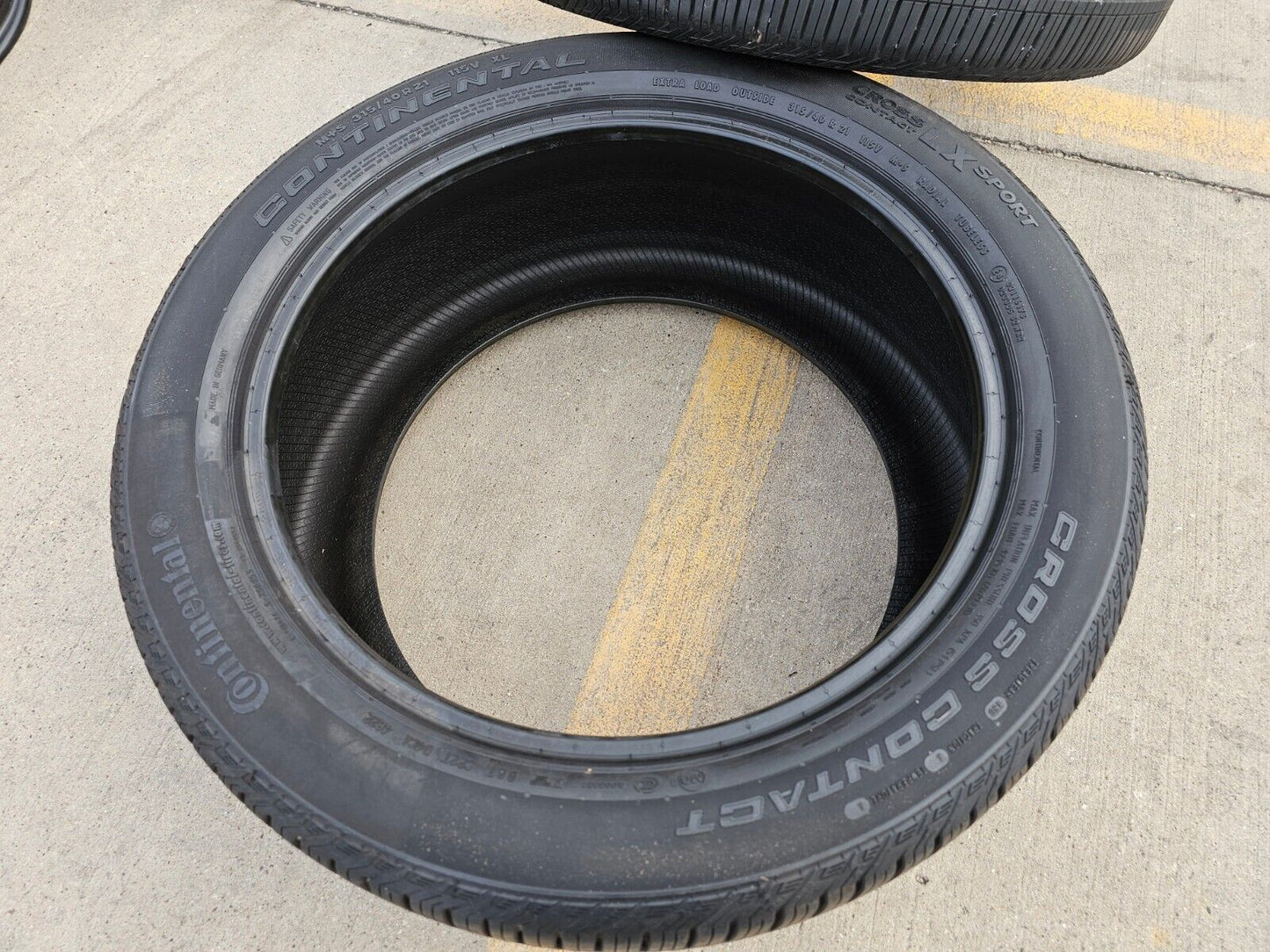 (1) 315/40/21 Continental Cross Contact LX Sport tire