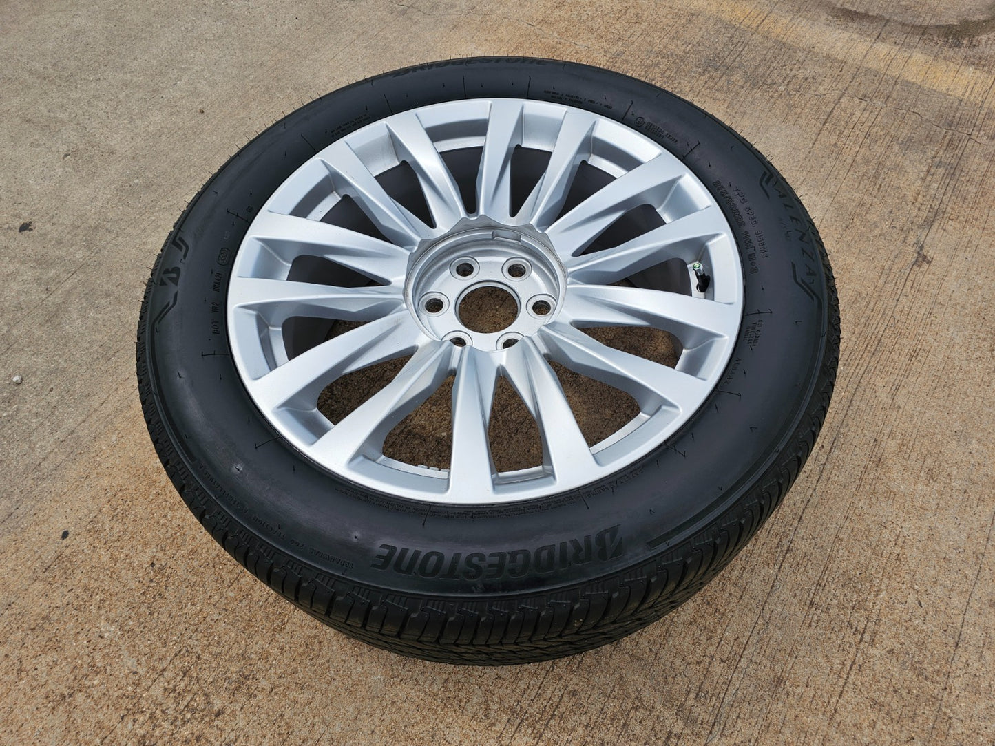 (1) 22" Cadillac Escalade Platinum OEM wheel rims Silver 95026 tire Spare
