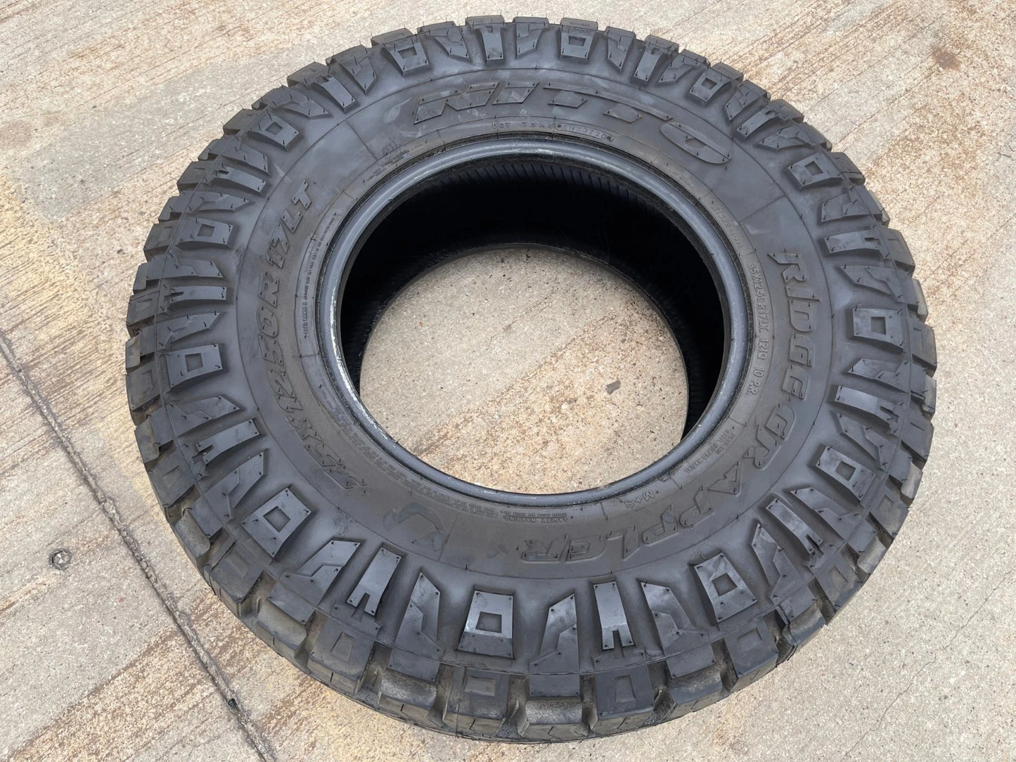 (1) 35x12.5x17 Nitto Ridge Grappler R/T tire 121Q E 10 PLY