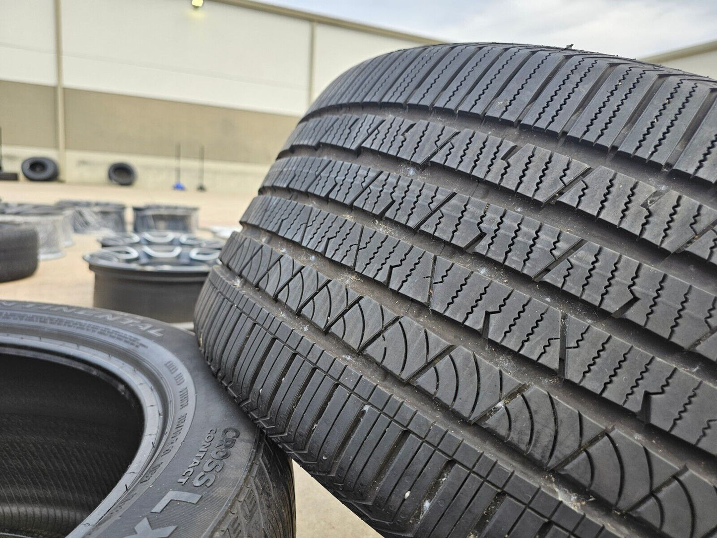 (1) 315/40/21 Continental Cross Contact LX Sport tire