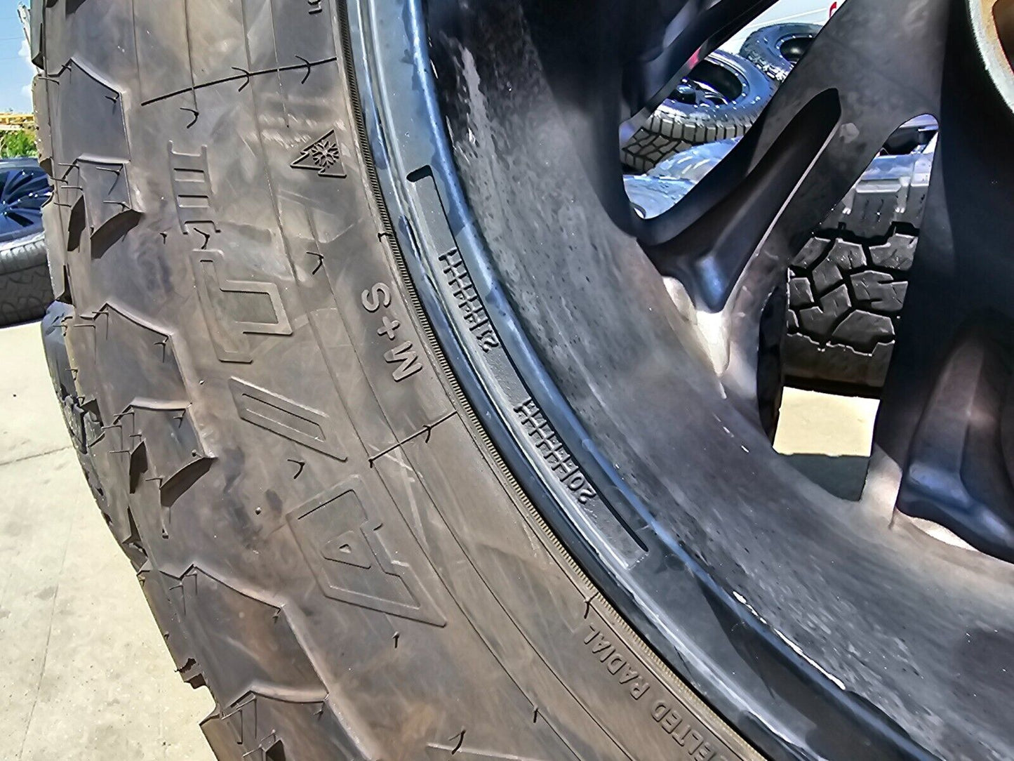 22x10 FUEL D775 Reaction Chevy Dodge Ram 2500 3500 wheels rims 37" 8x165 8x6.5