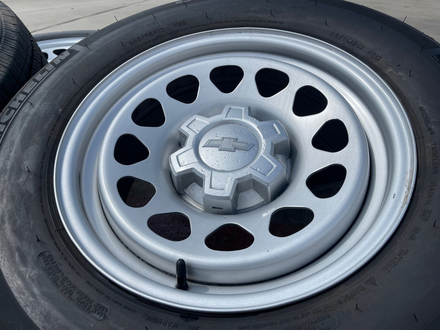 17" Chevy Silverado Sierra OEM wheels rims Tahoe Colorado 8130 Canyon MICHELIN