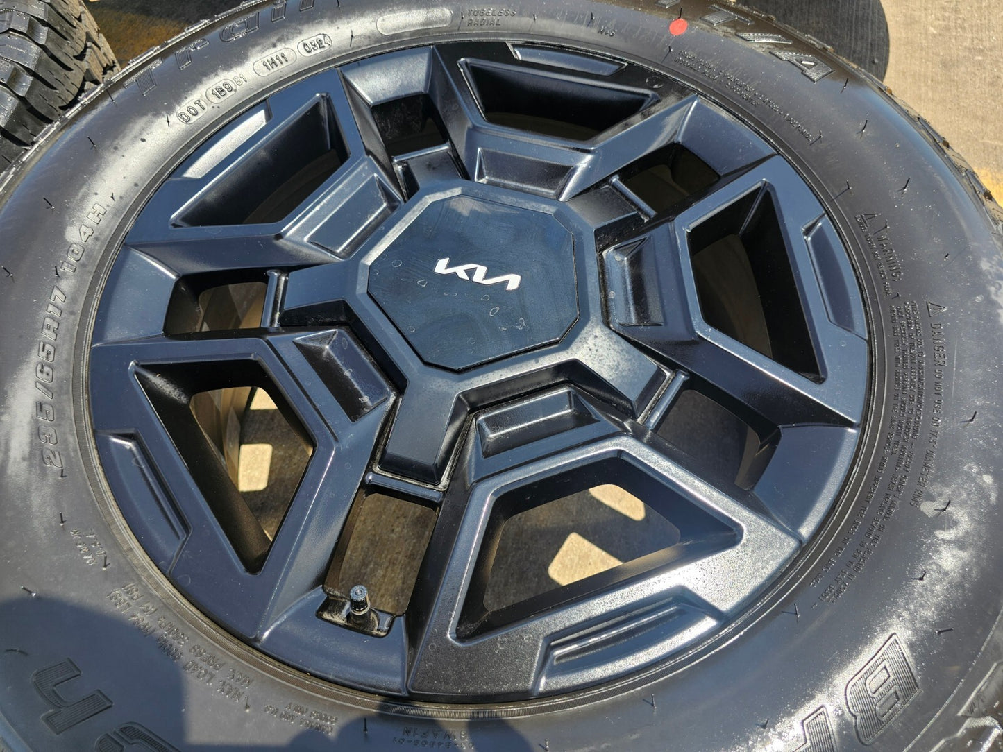 17" Kia Sorento X-PRO OEM wheels rims tires Telluride Sedona 2024 2025 NEW
