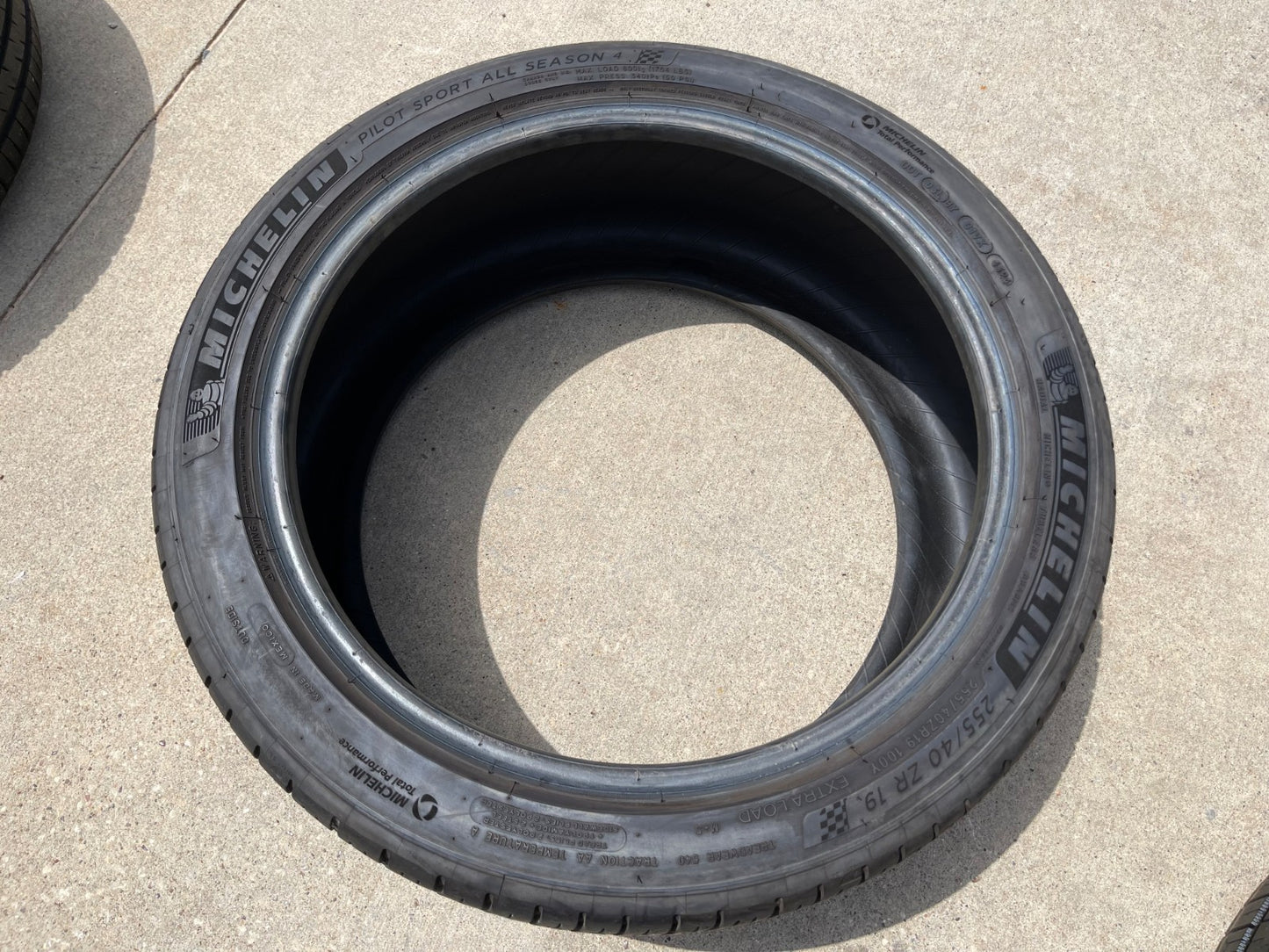(1) 255/40/19 Michelin Pilot A/S All Season 4 100Y XL 255/40R19 tire