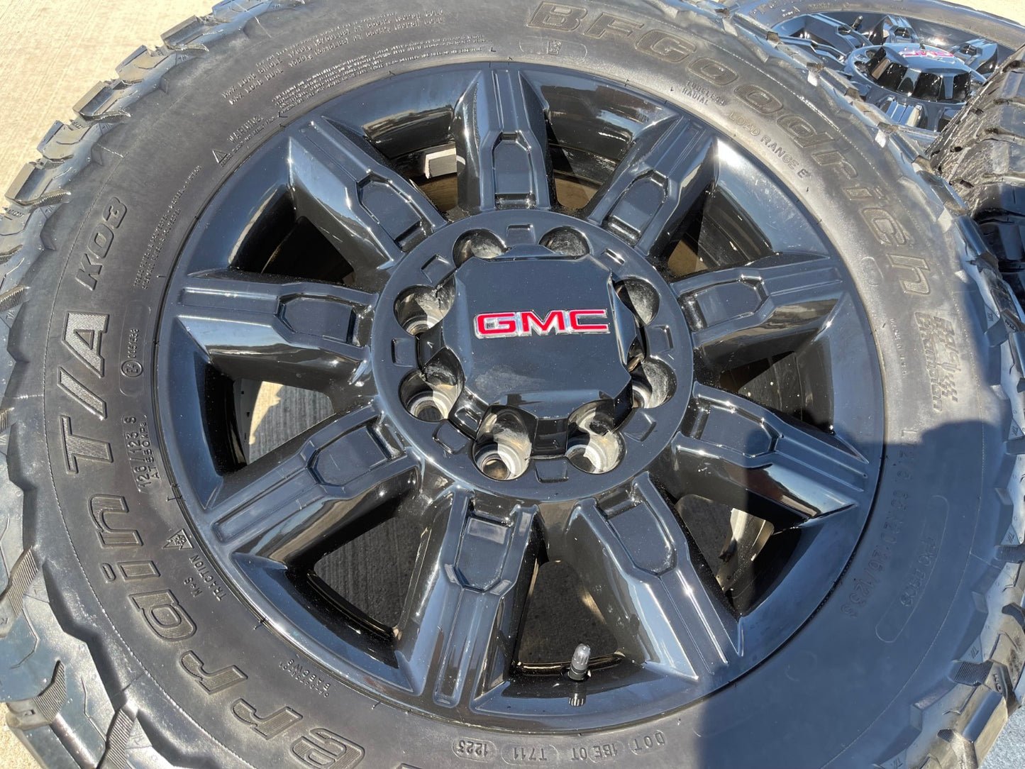20" GMC Sierra AT4X 2500 3500 OEM 14137 5963 wheels rims Silverado BFG KO3 A/T