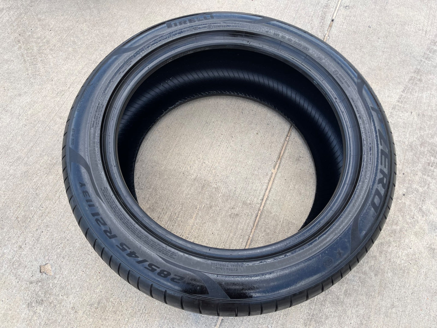 (1) 285/45/21 Pirelli P Zero tire 113Y M+S 285/45R21 Run Flat RFT