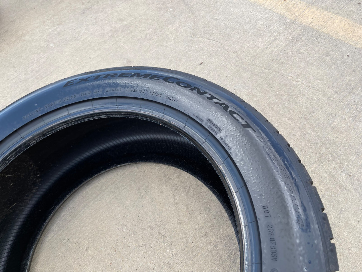 (1) 295/45/20 Continental Extreme Contact DWS06 111Y XL M+S 295/45R20 tire