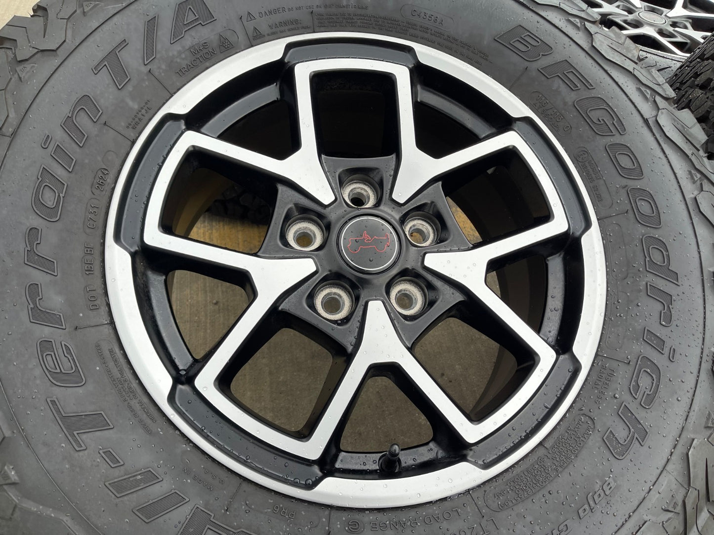 17" Jeep Wrangler Rubicon OEM 95730 9327 wheels rims Gladiator BFG KO2 A/T 33"