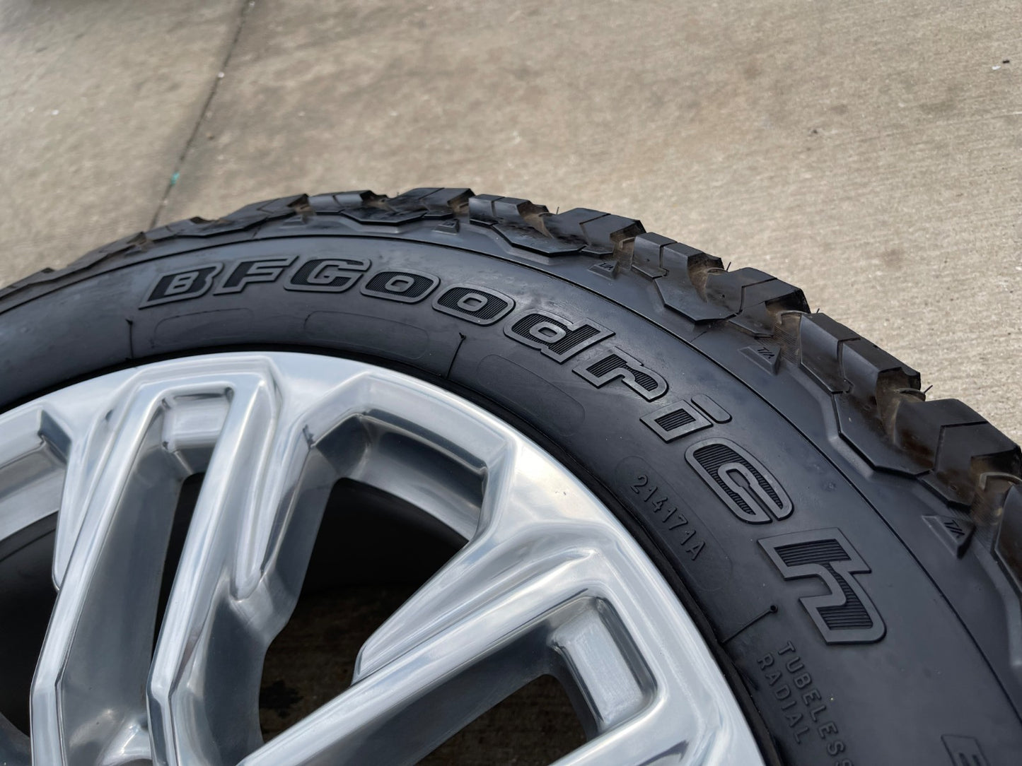 20" GMC Yukon Sierra Tahoe Silverado OEM 2120 14024 wheels rims BFG KO2 A/T 33"