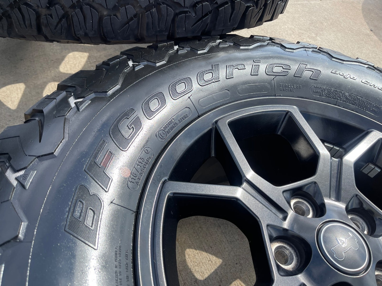 17" Jeep Gladiator RUBICON OEM wheels rims black Wrangler 9326 SET BFG A/T 33"