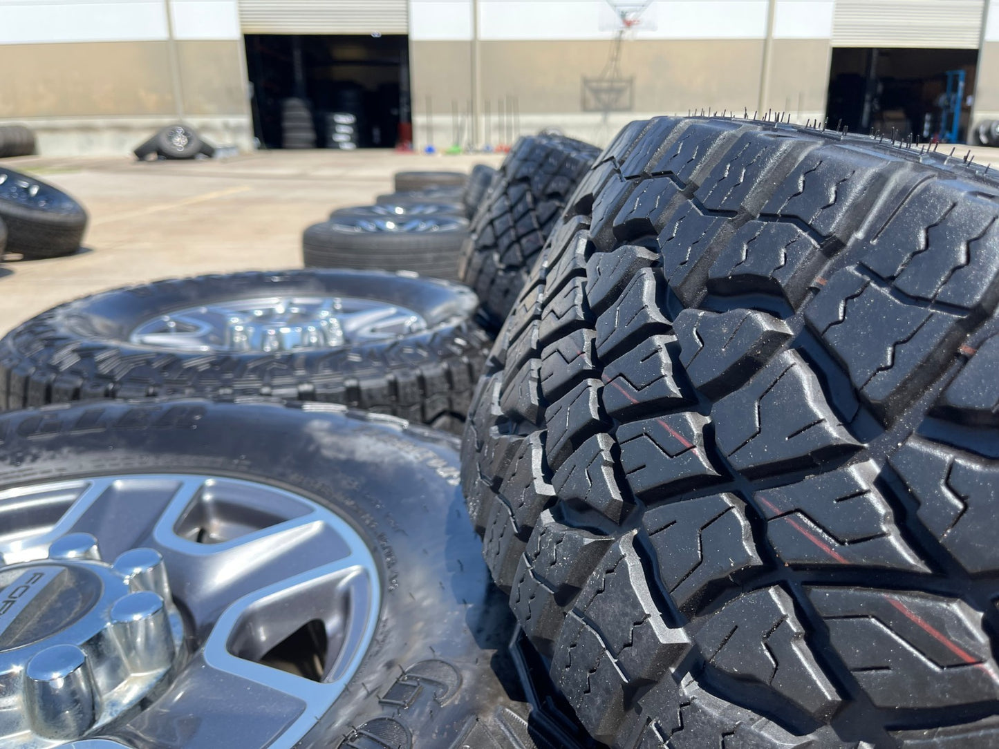 18" Ford F-250 F-350 Lariat FX-4 OEM wheels 10480 10298 tires GOODEYAR M/T 35"